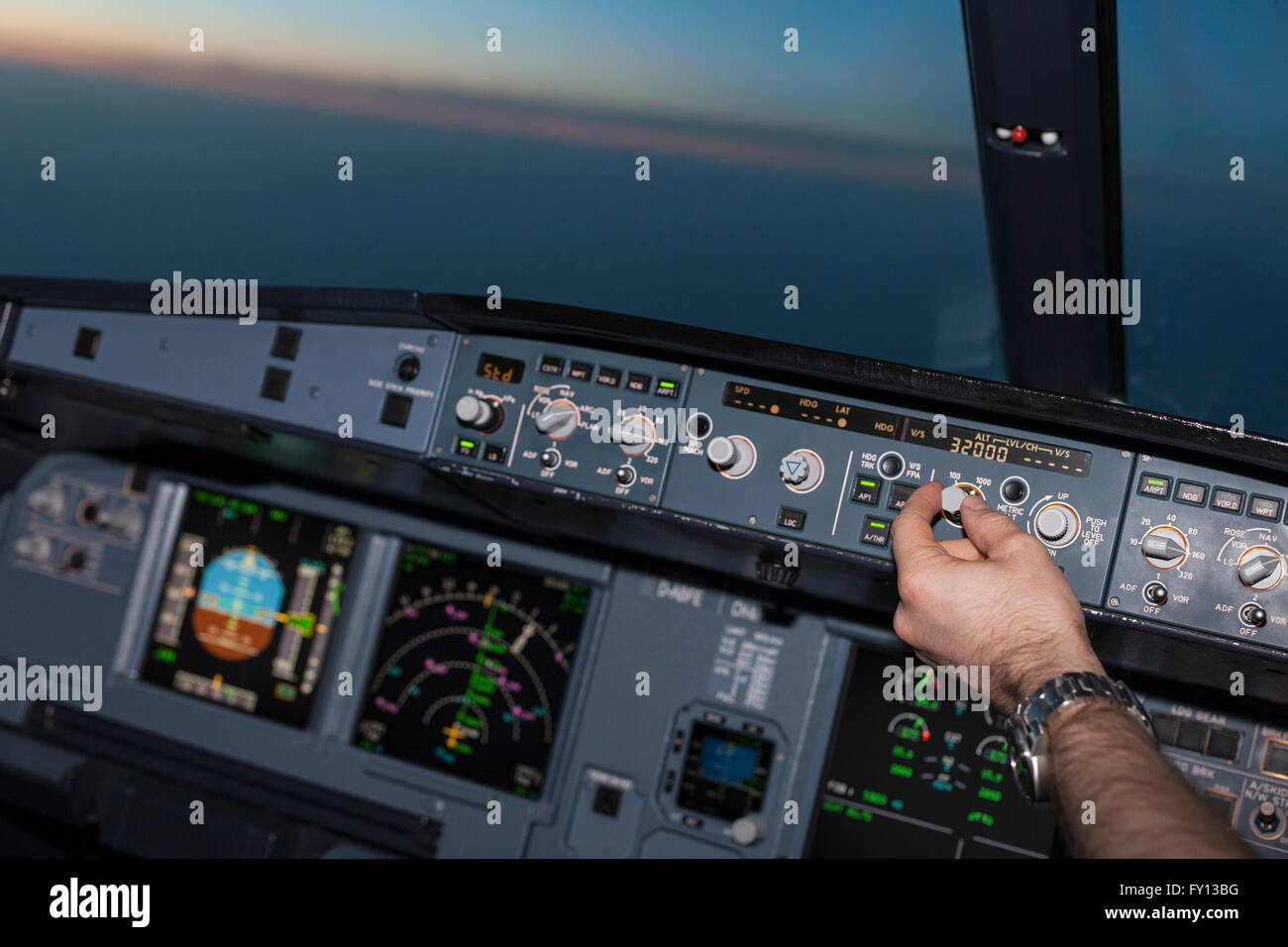 Zugeschnittenes Bild der Pilot im Flugzeug-cockpit Stockfoto