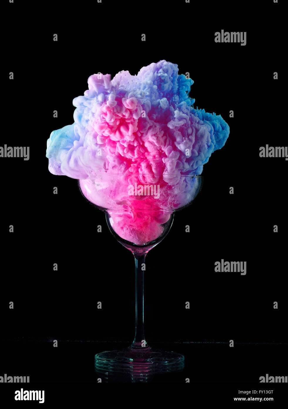 Abstraktes Bild von Multi farbige gefrorenen Joghurt im Glas vor schwarzem Hintergrund Stockfoto