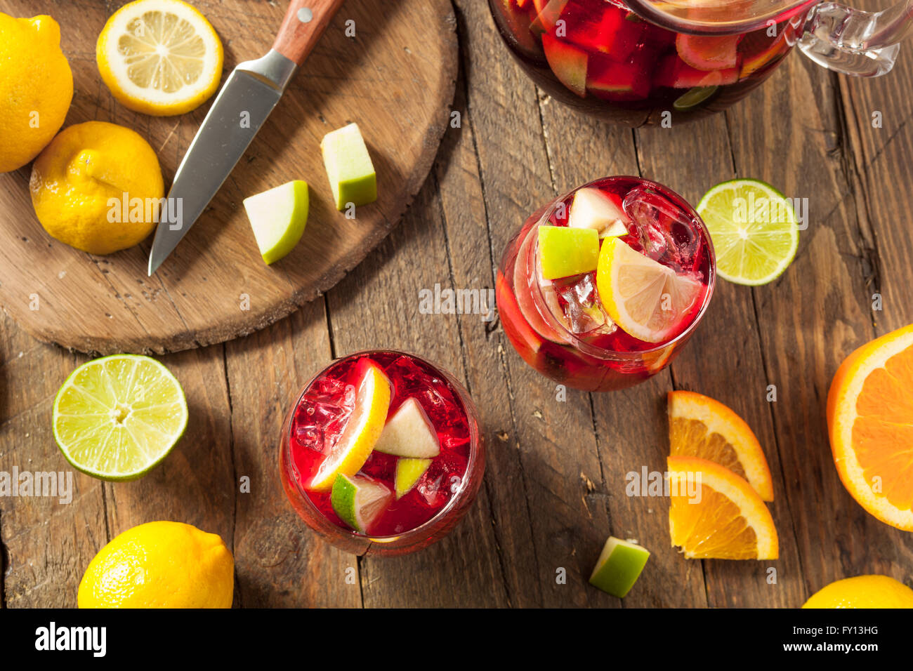 Hausgemachte fruchtige spanische rote Sangria mit Äpfel und Zitrusfrüchte Stockfoto