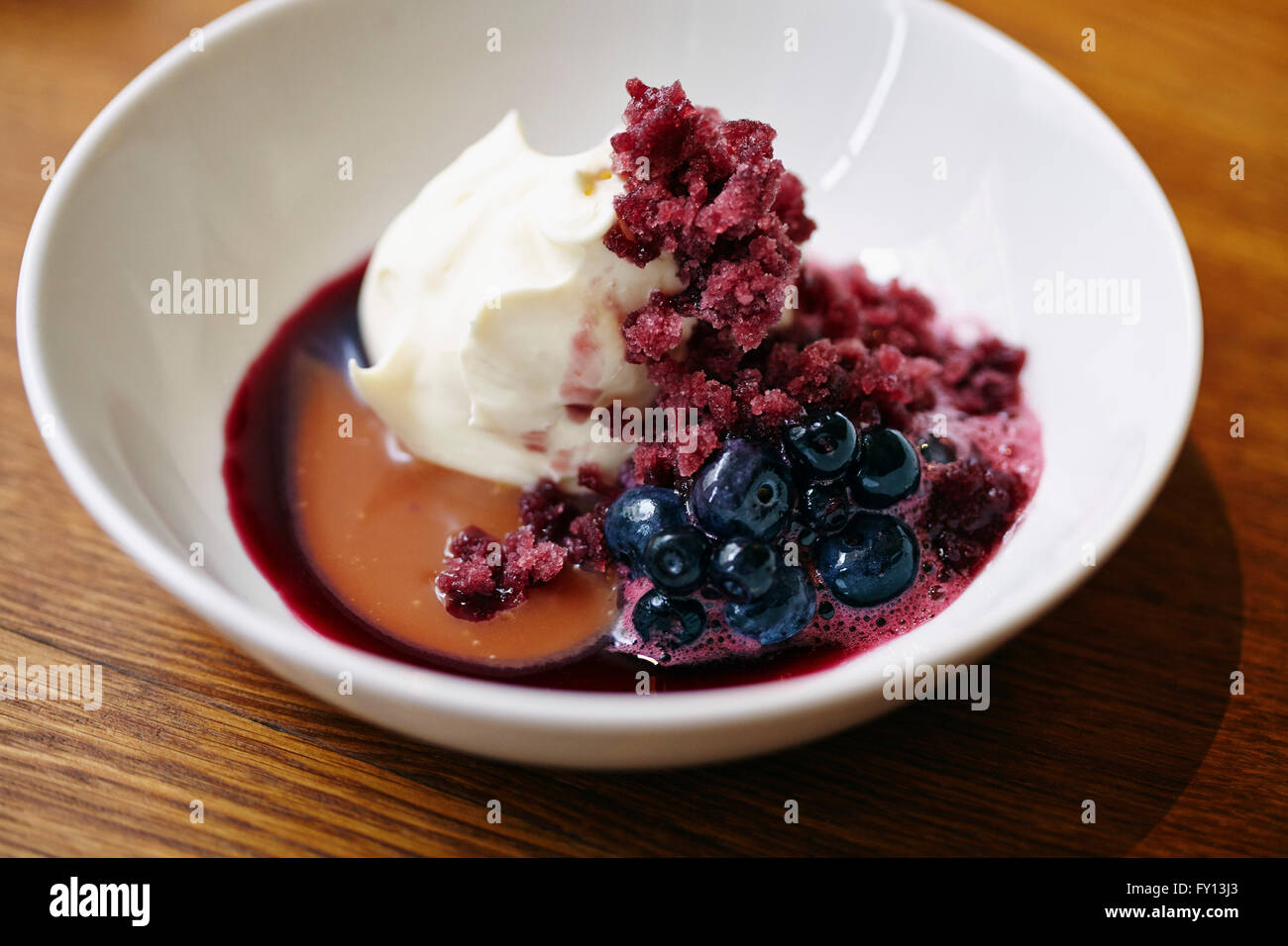 Nahaufnahme von Dessert serviert in Schüssel auf Holztisch Stockfoto