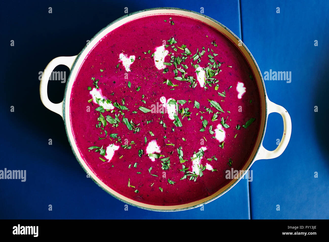 Direkt darunter Schuss von rote Bete Suppe serviert in der Pfanne auf blauer Tisch Küche Stockfoto