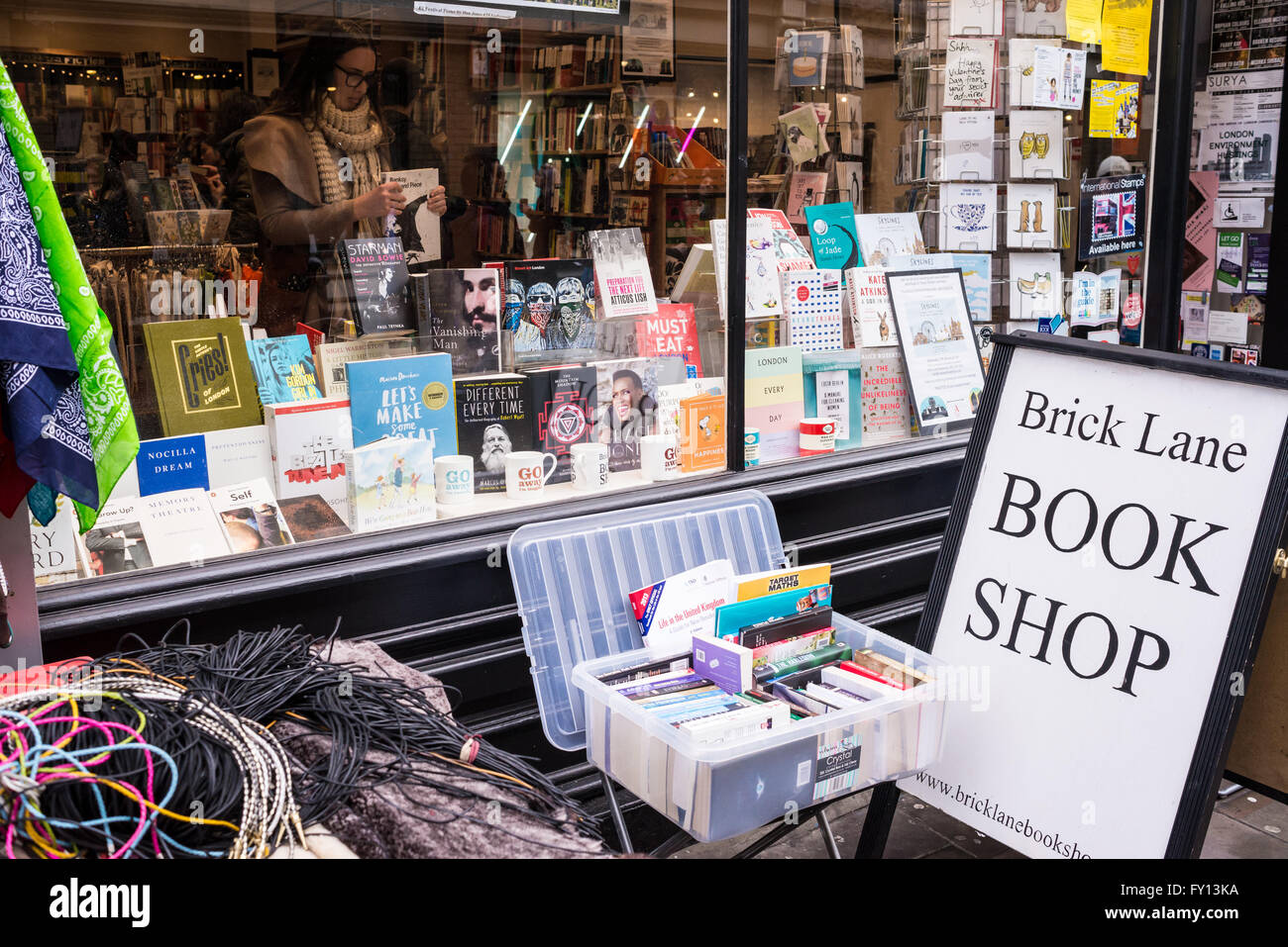 Die beliebten Brick Lane Buchhandlung, einem unabhängigen Händler in Shoreditch. Schaufenster voller Bücher mit Menschen kaufen. Stockfoto