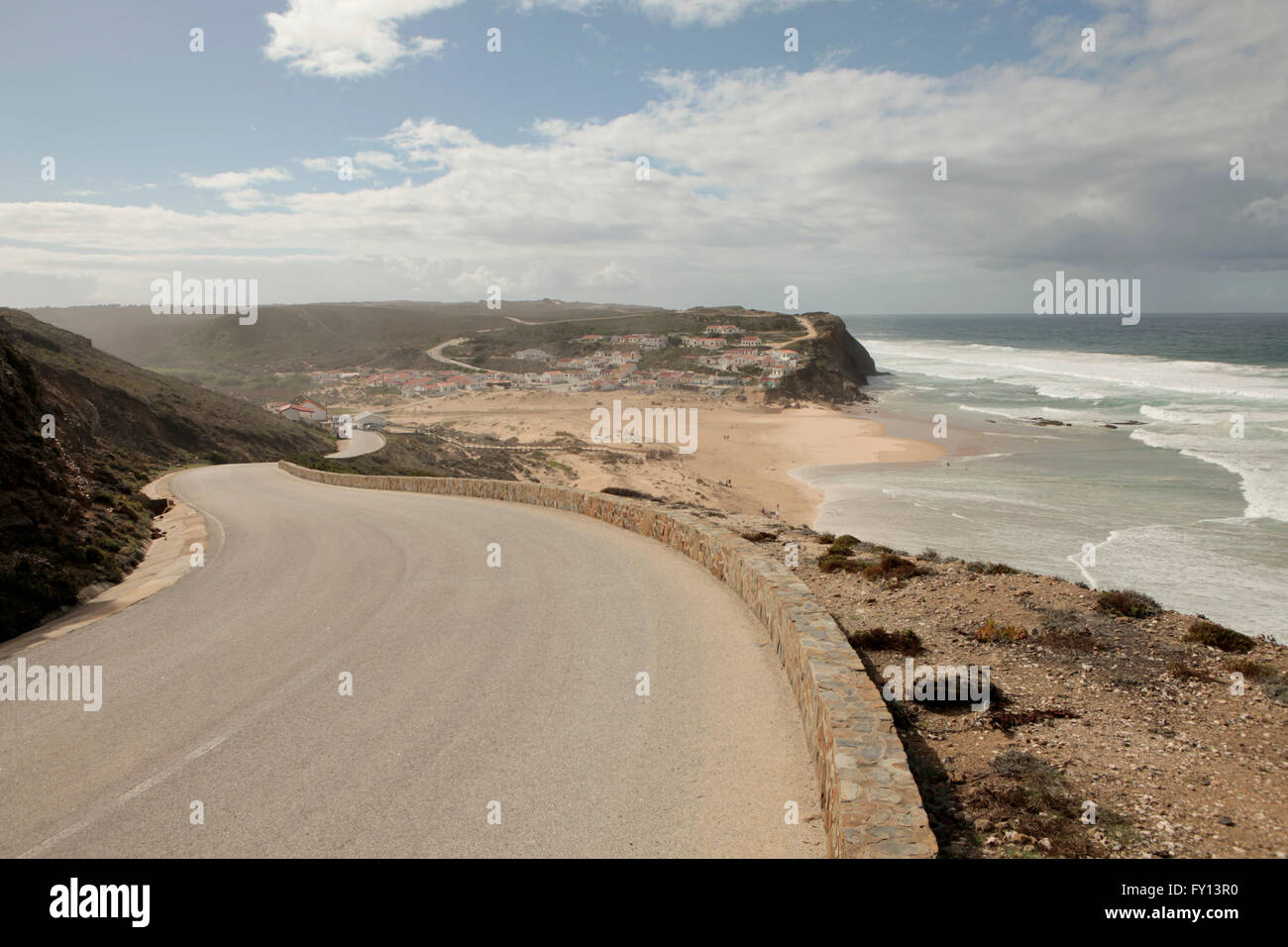 Blick von einer Straße von einem Strand und Klippen, Monte Clerigo, Portugal Stockfoto