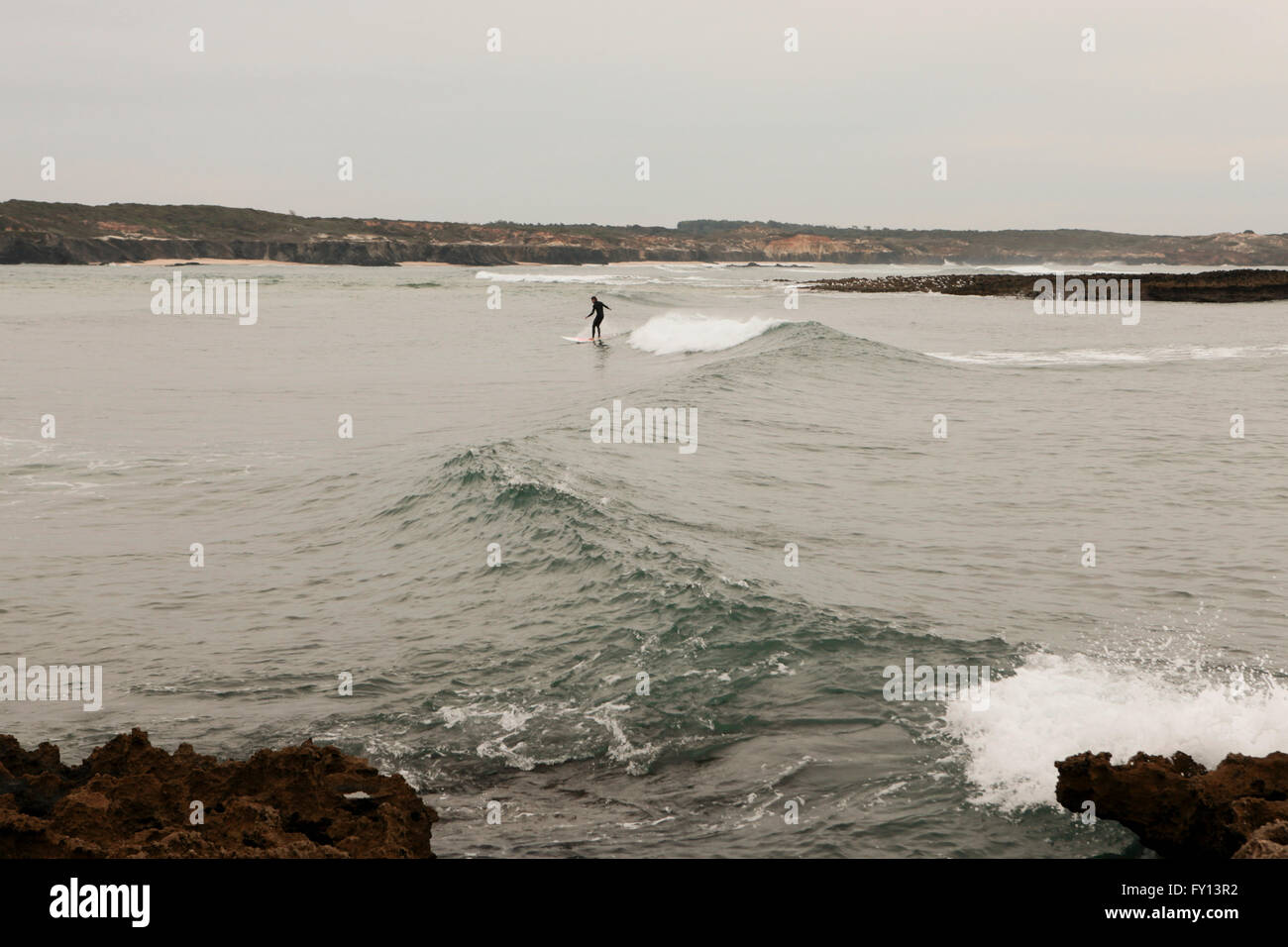 Person Surfen am Strand, Vila Nova de Milfontes, Portugal Stockfoto
