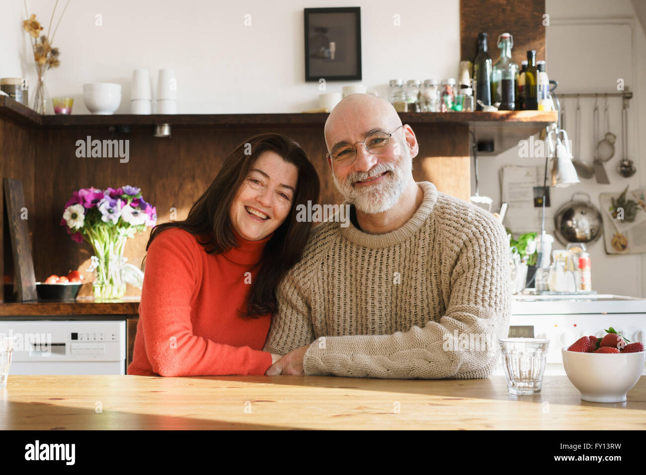 Porträt des reifes Paar vom Tisch zu Hause sitzen Stockfoto