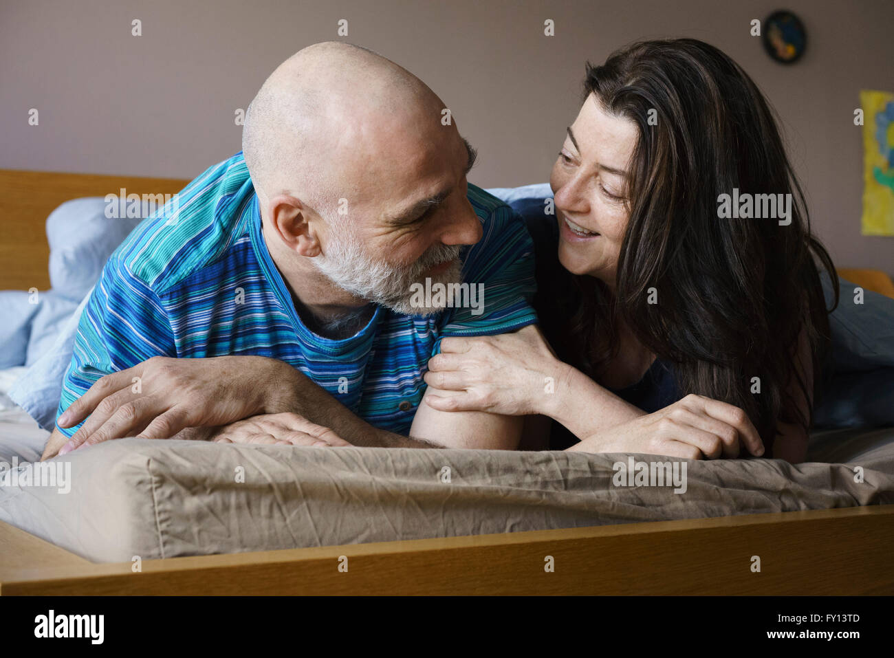 Älteres Paar am Bett zu Hause liegen in Nahaufnahme Stockfoto