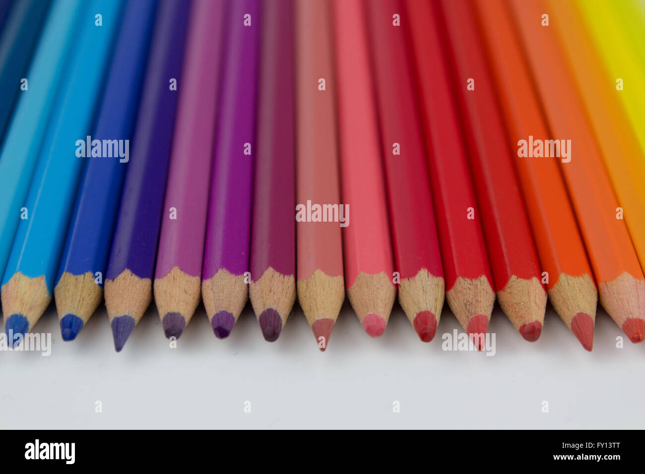 Farbstiften auf weißem Hintergrund - Zeile mit Buntstiften Stockfoto