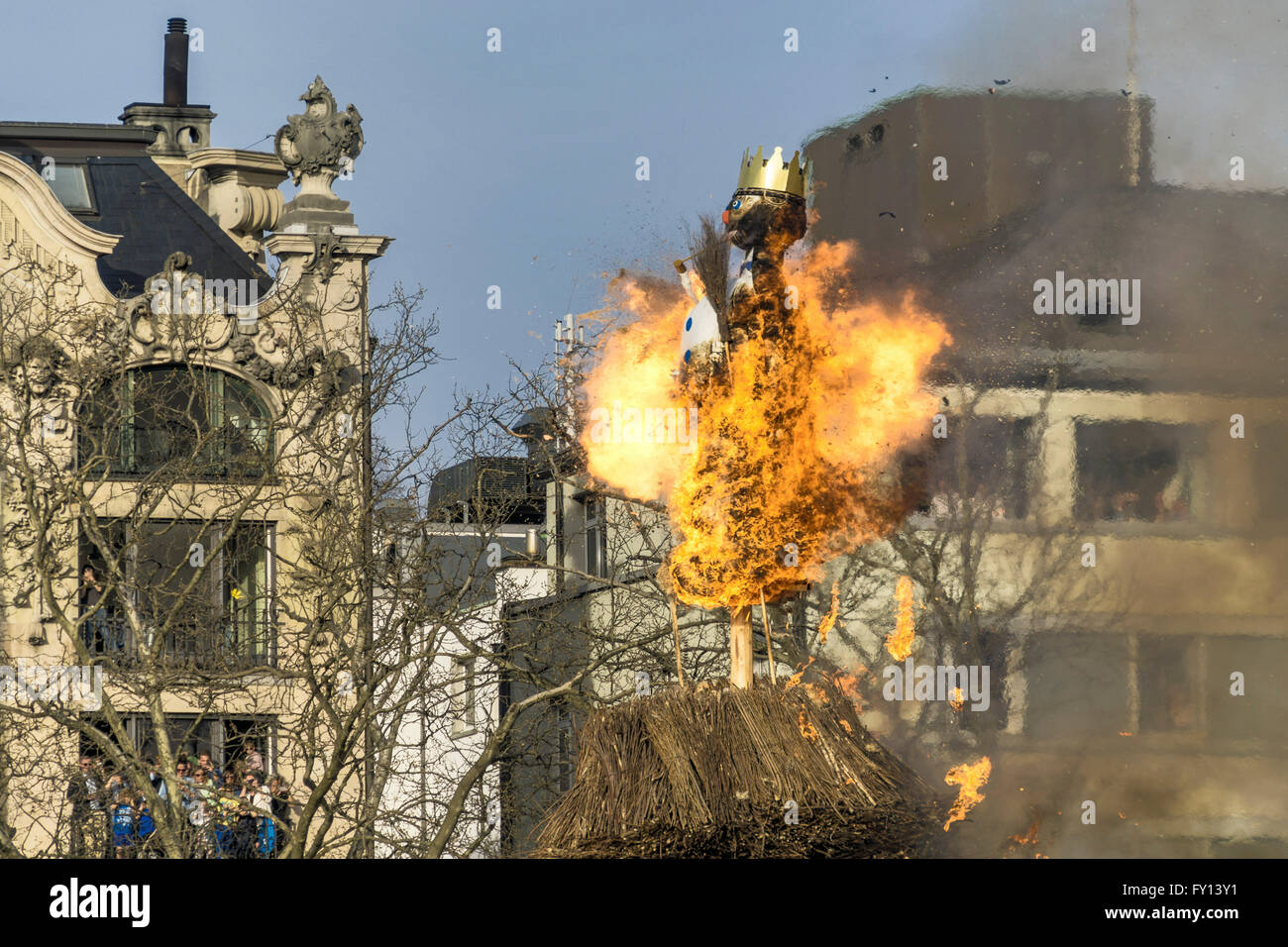 Sechselaeuten, brennende Boeck, alte Tradition der Zünfte im Frühjahr bewegt sich in Kostümen und Uniformen durch Zürich Stockfoto