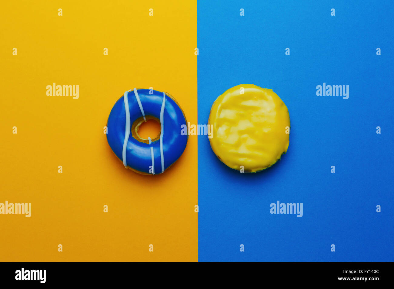 Donuts auf farbigem Hintergrund Stockfoto