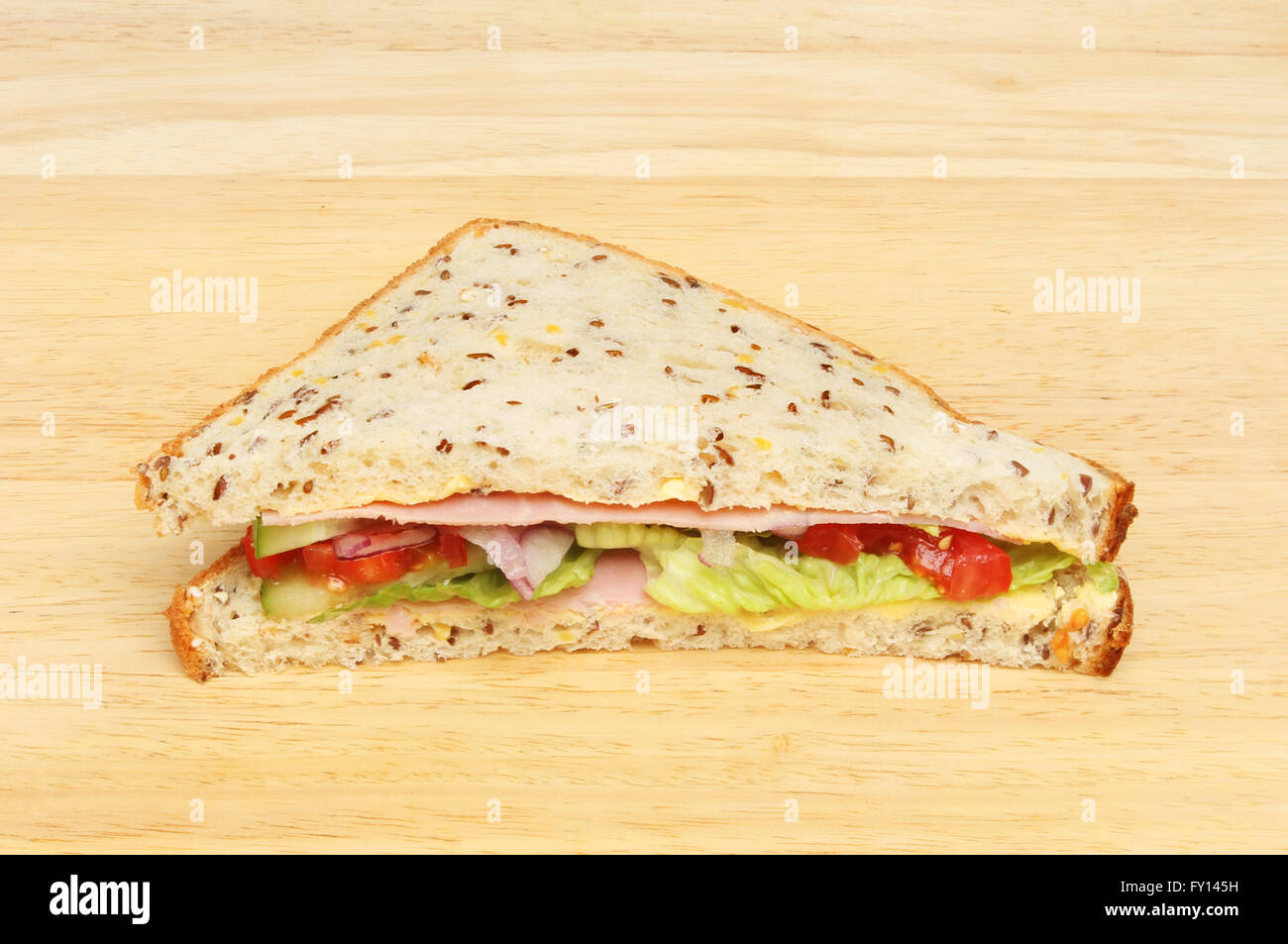 Schinken-Salat-Sandwich in Soja und Leinsamen Brot auf einem Holzbrett Stockfoto