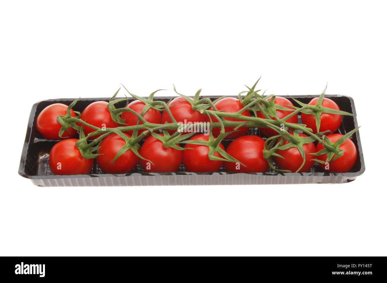 Rebe Reife Pflaume Tomaten in einem Kunststoff Karton isoliert gegen weiß Stockfoto