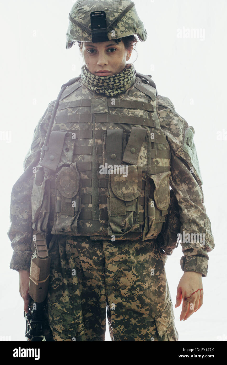 Porträt der Soldat mit Gewehr stehend vor weißem Hintergrund Stockfoto