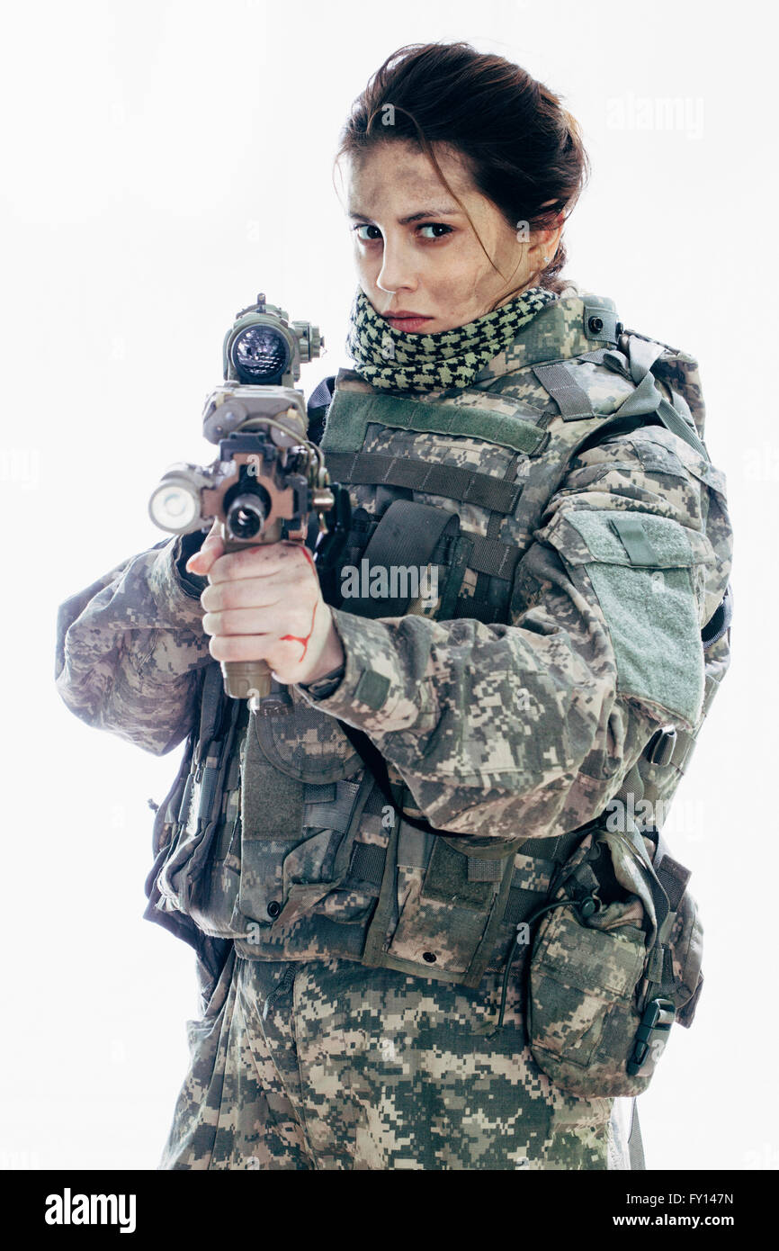 Wütend Soldat mit dem Gewehr stehend vor weißem Hintergrund Ziel Stockfoto