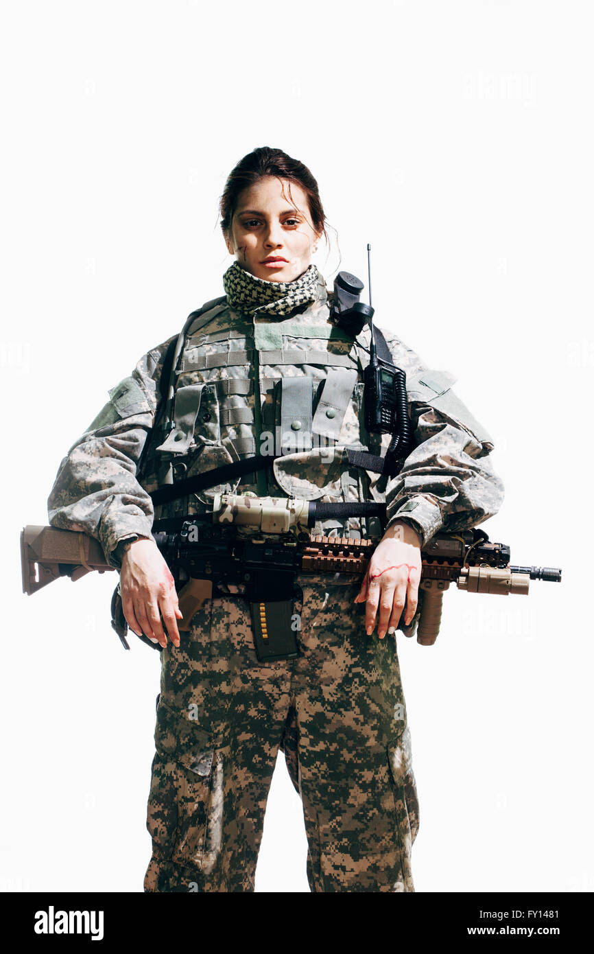 Porträt der Soldat mit Gewehr vor weißem Hintergrund stehen Stockfoto