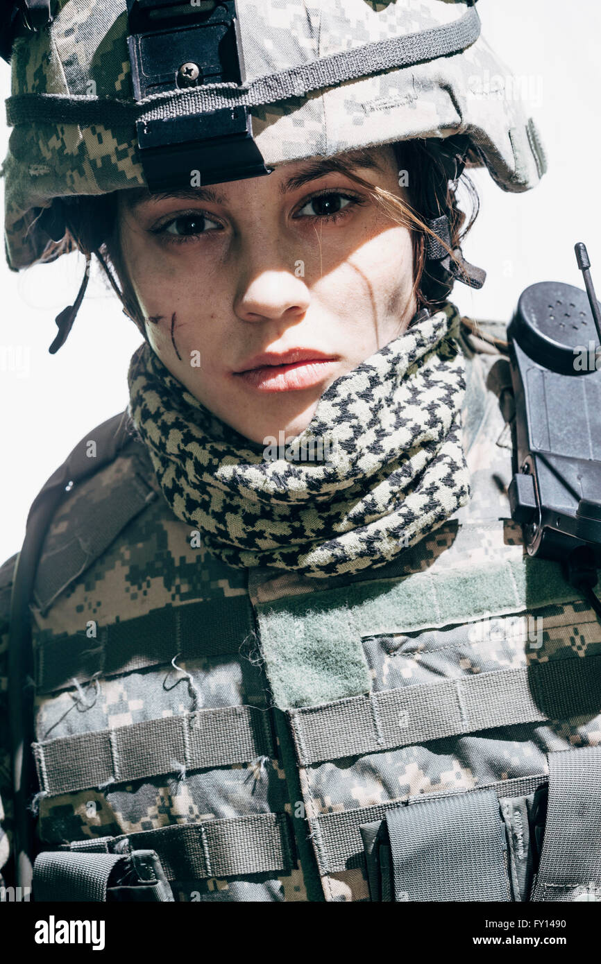 Porträt des Armee-Soldaten tragen Helm stehend vor weißem Hintergrund Stockfoto