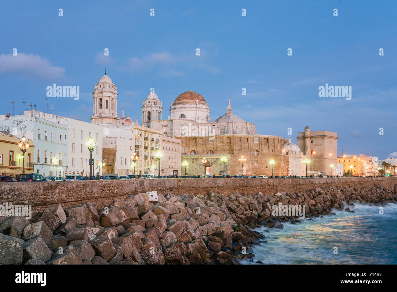 Stadtbild von Cadiz, barocke Kathedrale, Paseo Campo del Sur, Dämmerung, Andalusien, Spanien Stockfoto