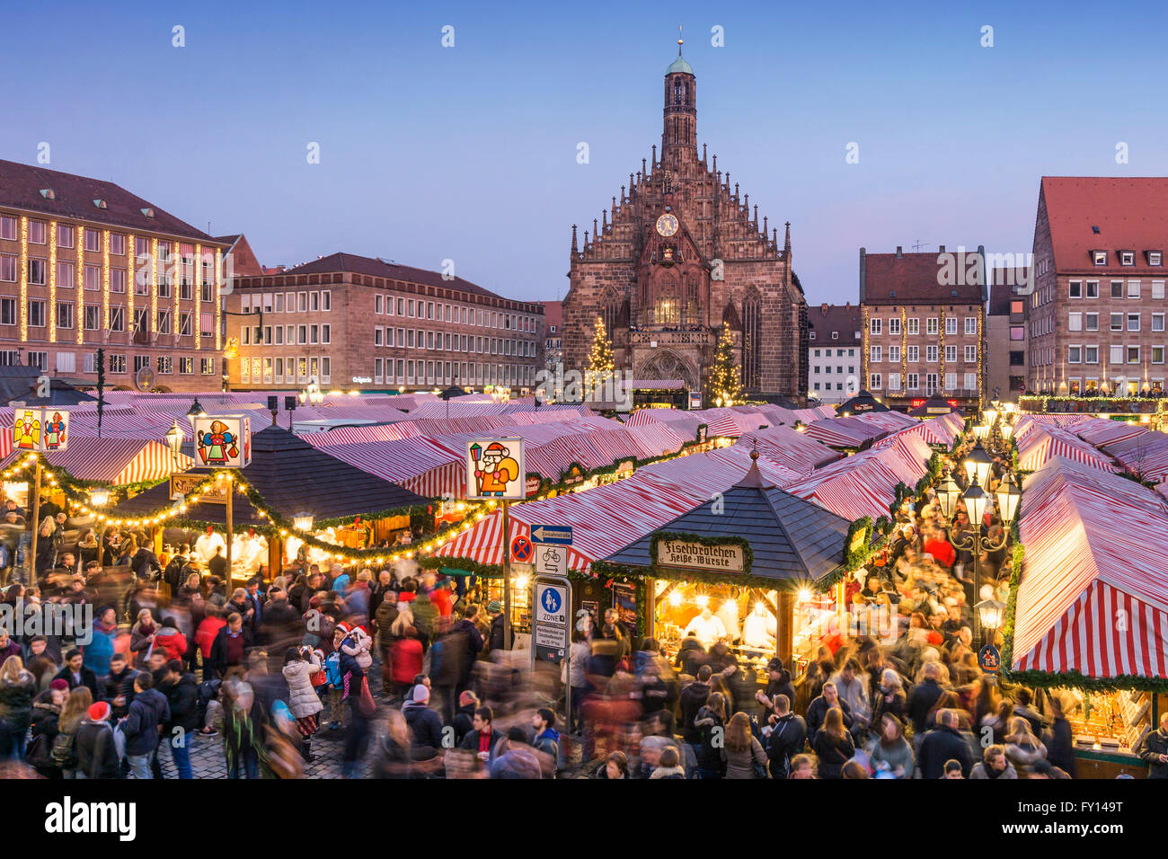 Weihnachtsmarkt, Christkindlesmarkt, Xmas, Hauptplatz, Nürnberg, Frauenkirche, Twilight, Nürnberg, Franken, Deutschland Stockfoto