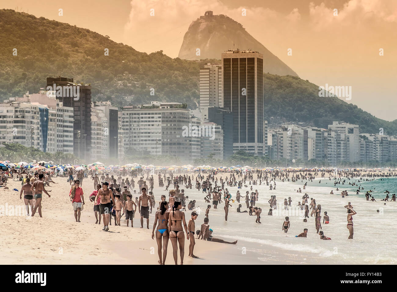 Strand der Copacabana, Rio De Janeiro, Brasilien, Südamerika Zuckerhut Pão de Açúcar Stockfoto