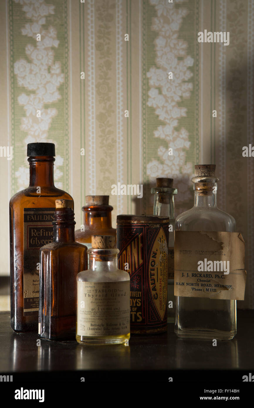 Altmodischen Glasflaschen auf einem Holztisch Stockfoto