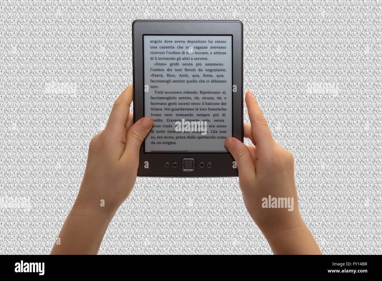 ein Kind lesen Sie ein e-Book in einer grauen Textur Stockfoto