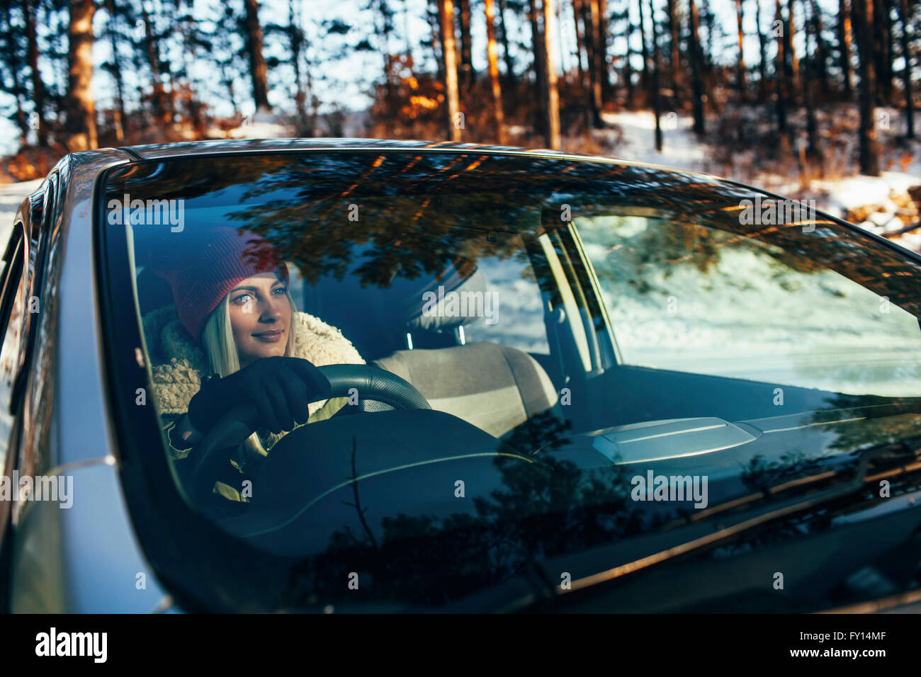 Schöne Frau in warme Kleidung, Auto zu fahren Stockfoto