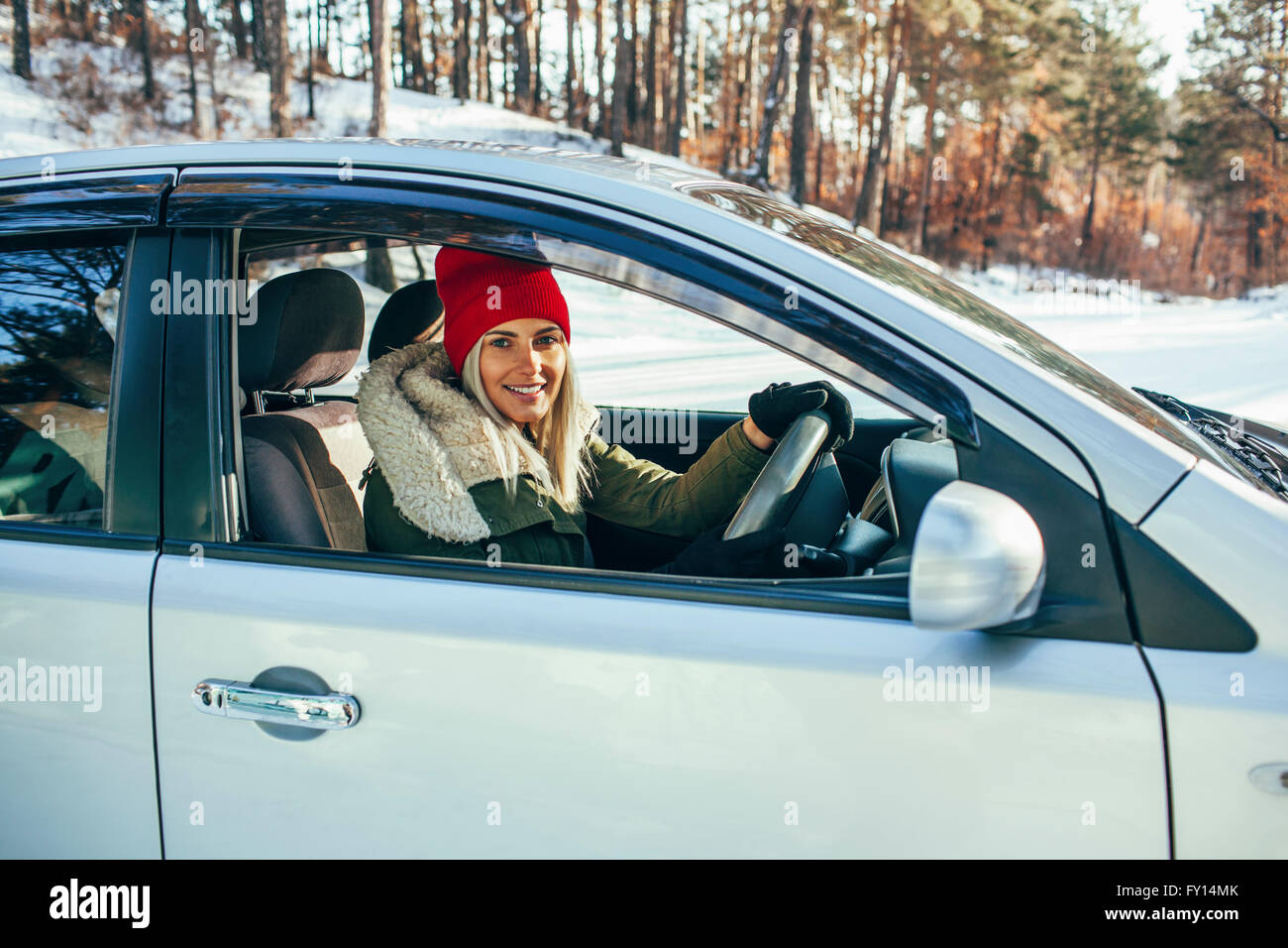 Porträt der lächelnde Frau in warme Kleidung, Auto zu fahren Stockfoto