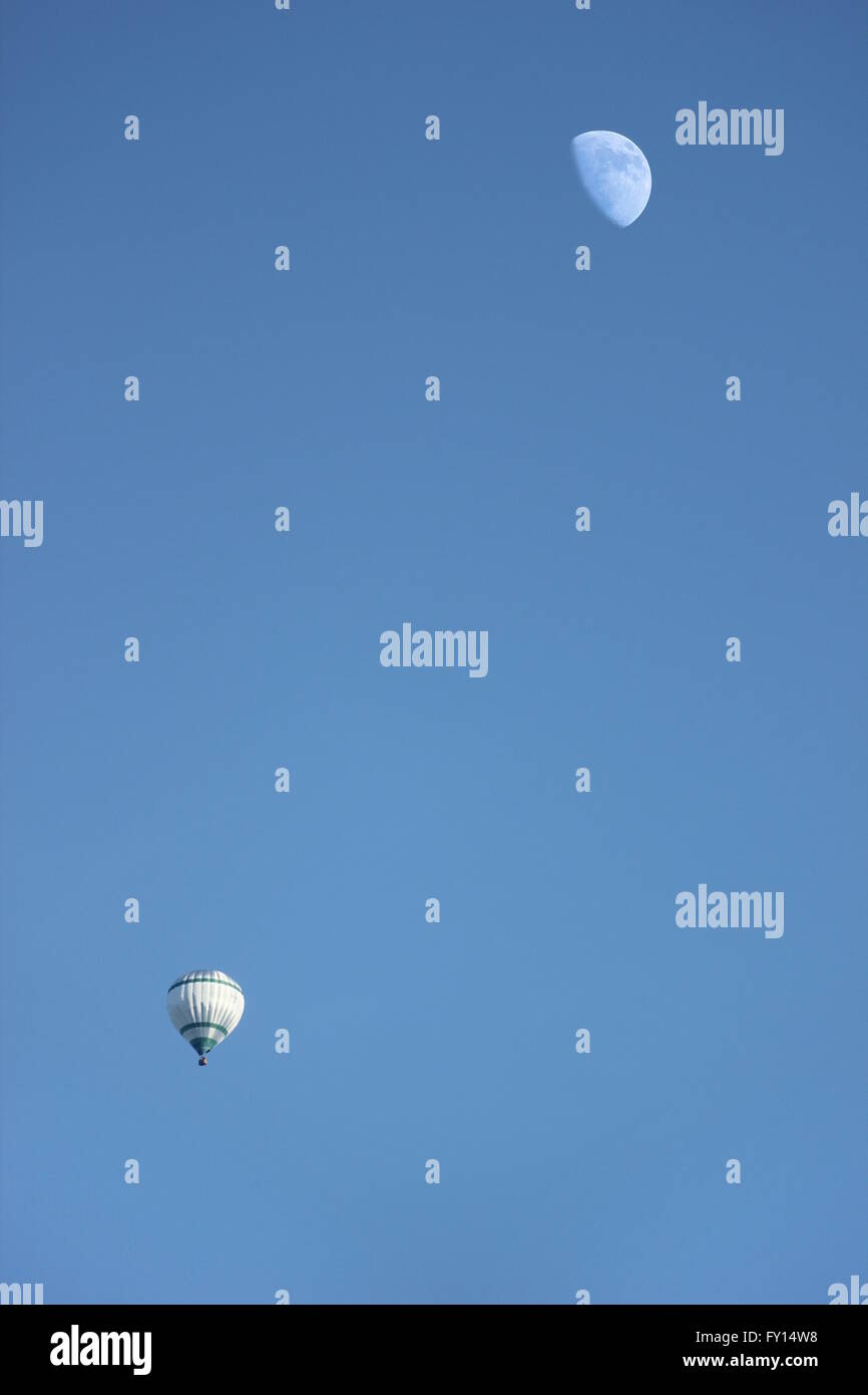 Ballon und Mond am blauen Himmel. Stockfoto