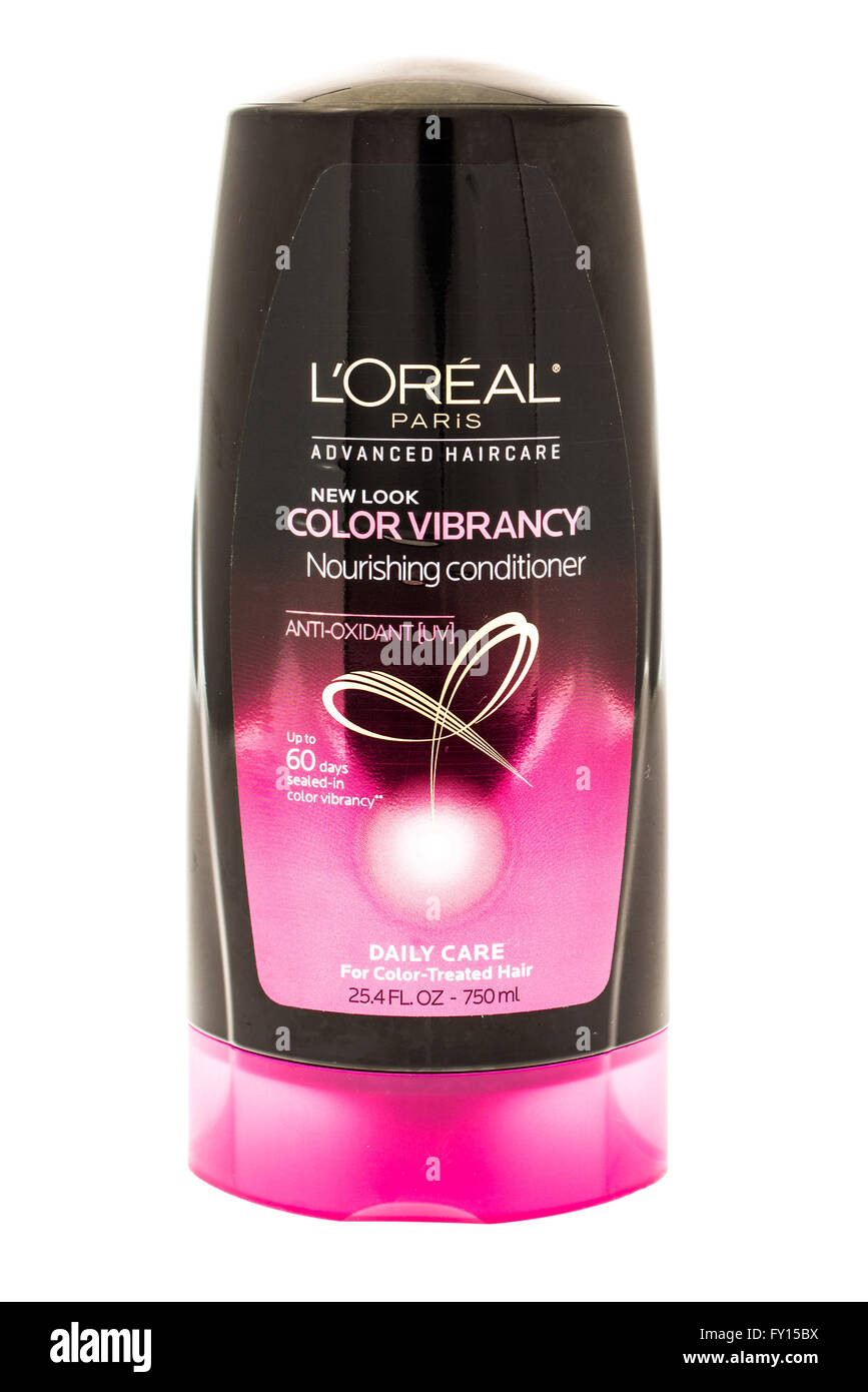 Winneconne, Wisconsin - 19. April 2015: Flasche von Loreal Paris Farbe Lebendigkeit Conditioner. Stockfoto