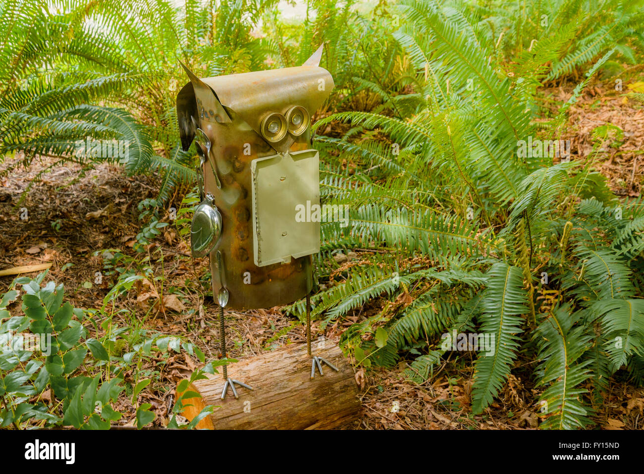 Volkskunst aus Metall Eule Milner Gärten und Wälder, Qualicum Beach, British Columbia, Kanada Stockfoto