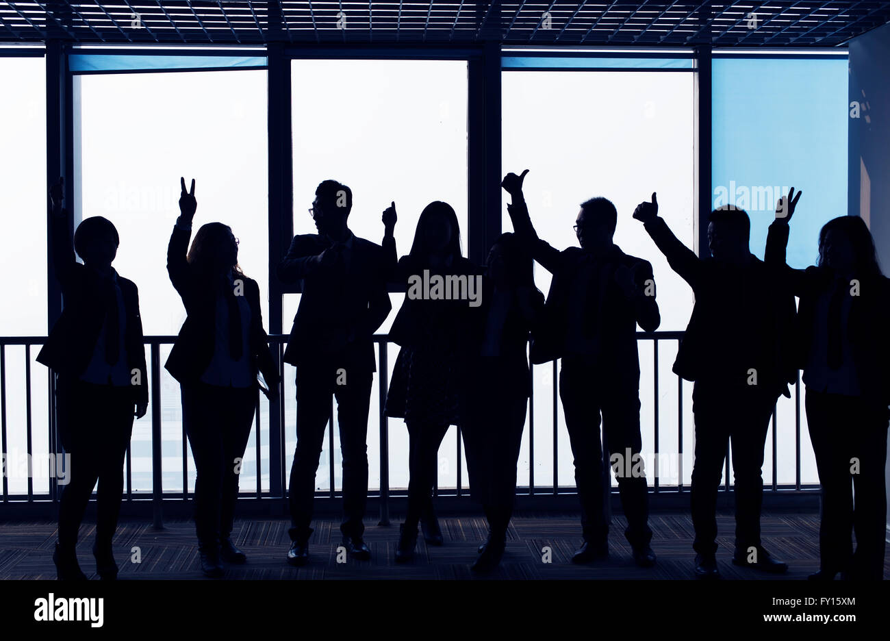 Gruppe von Geschäftsleuten team Silhouette.  vor der Glasscheibe Stockfoto