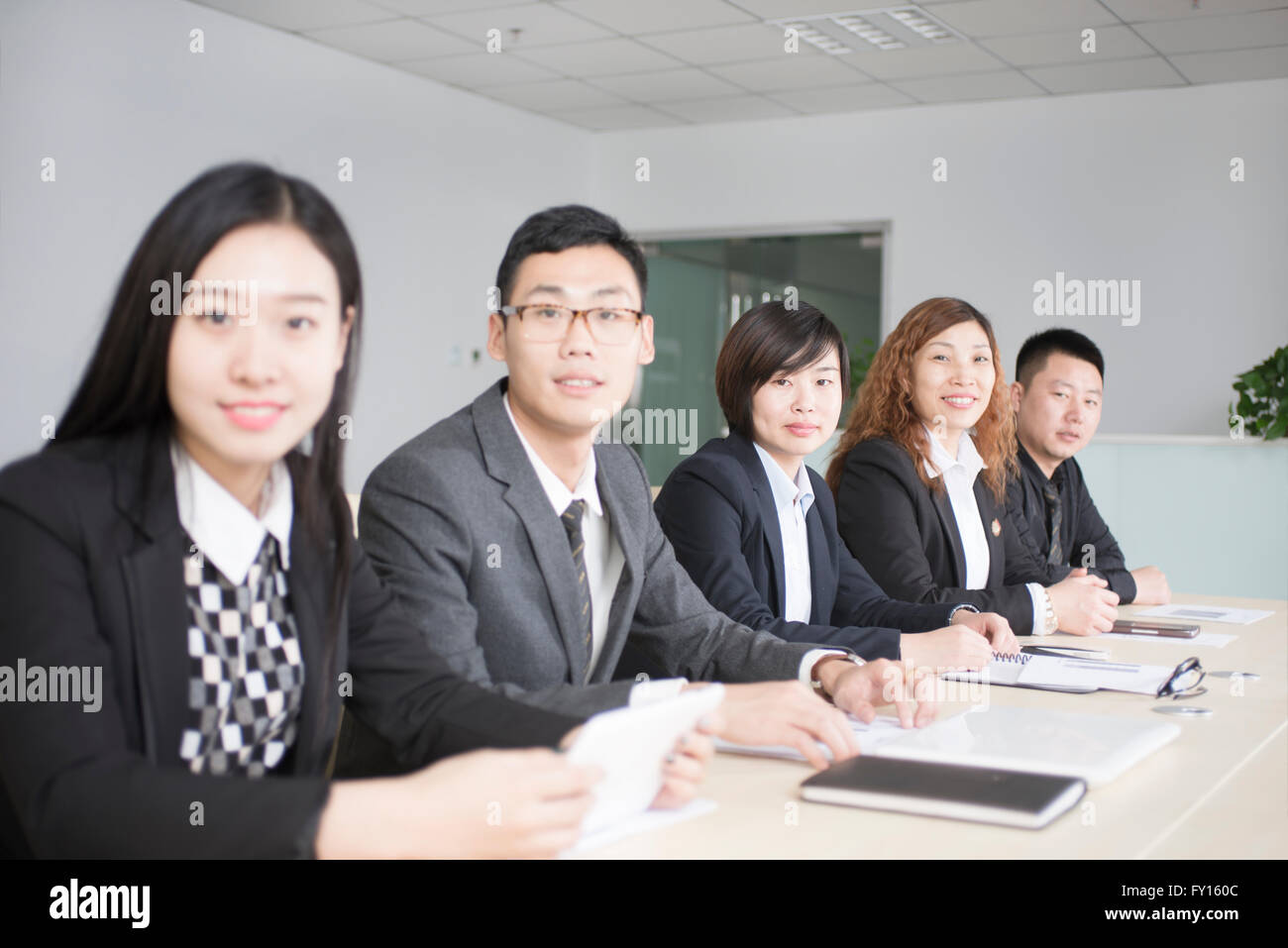 Glückliche Menschen in eine geschäftliche Besprechung im Büro lächeln Stockfoto