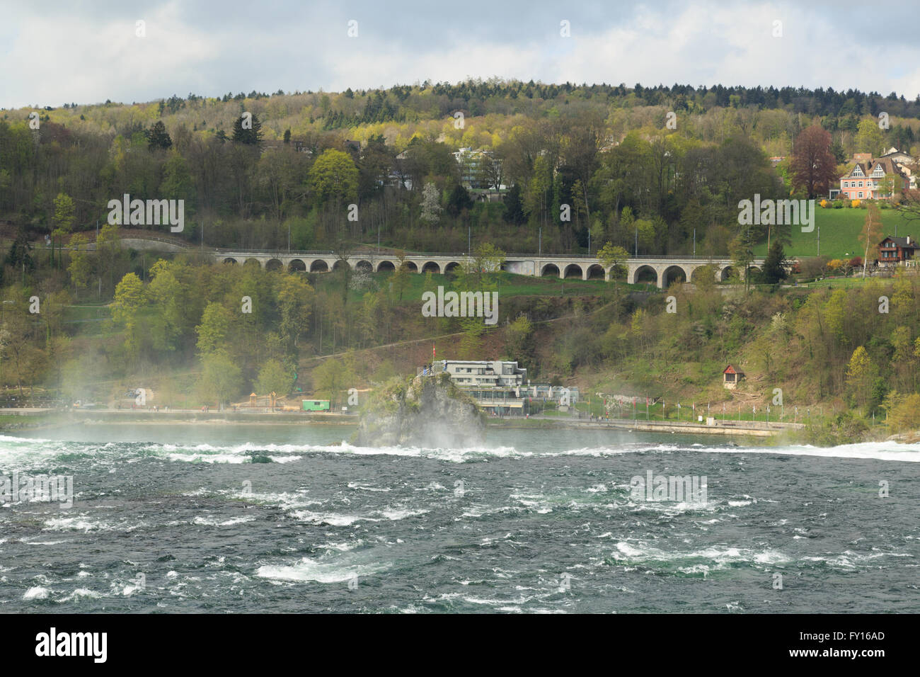 Ein Foto des Rheinfalls in Neuhausen bin Rheinfall, Schweiz suchen nachgelagerten genommen. Stockfoto