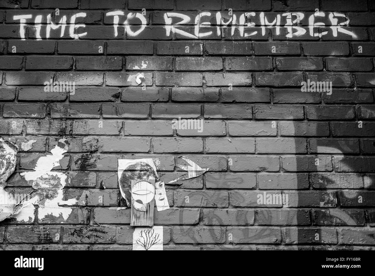Der Satz "Zeit zu erinnern" in weißer Tinte auf eine Mauer geschrieben Stockfoto