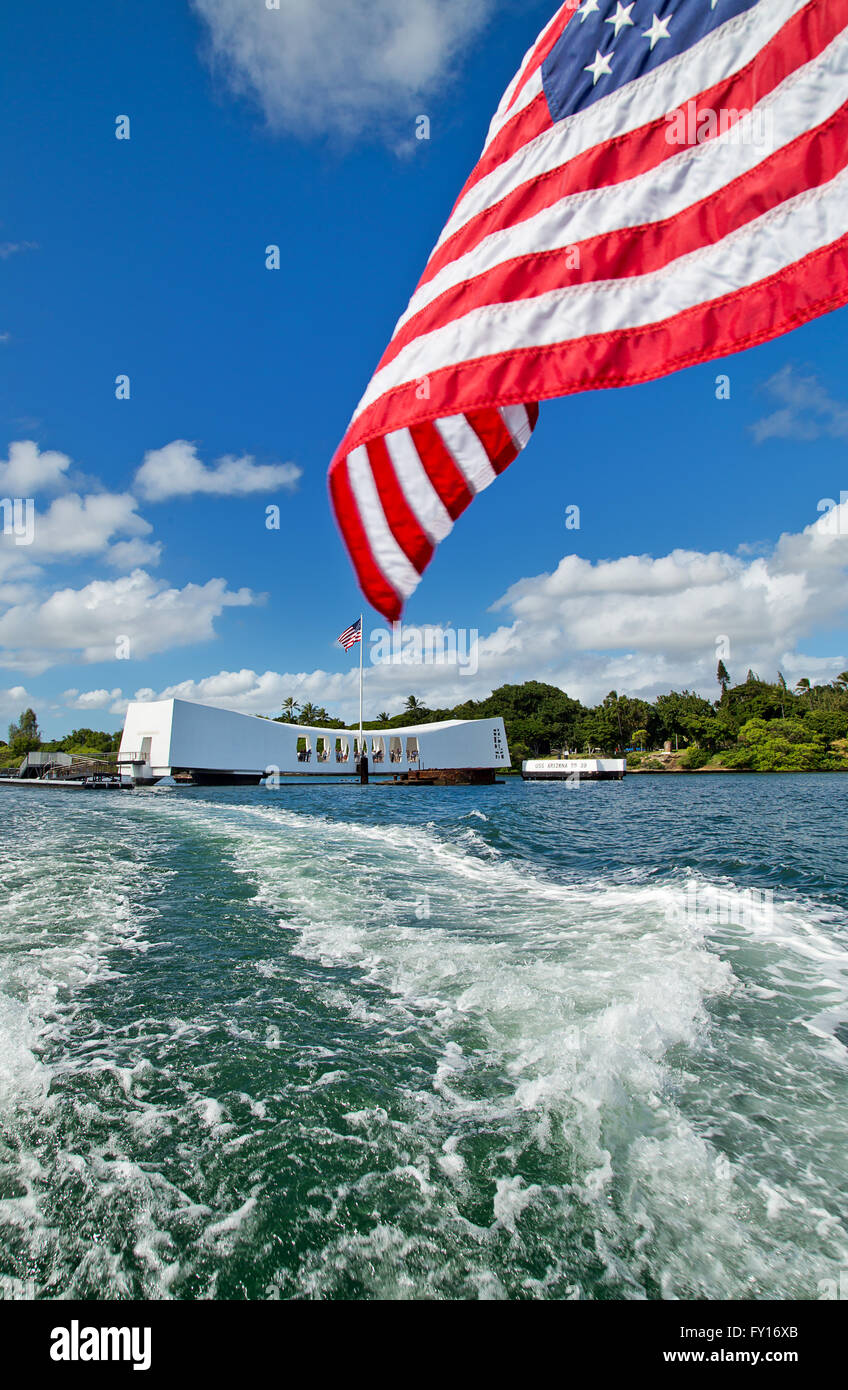 Den Sternen und Streifen vom Heck einer Besucher-Fähre, die Rückkehr von der USS Arizona Memorial zu fliegen. Stockfoto