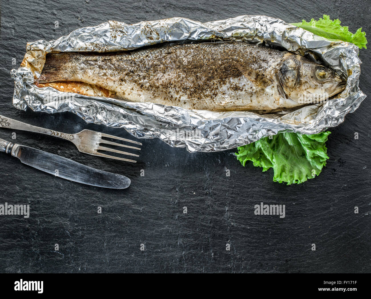 Gegrillter Wolfsbarsch Fisch auf der grauen Tabelle. Stockfoto