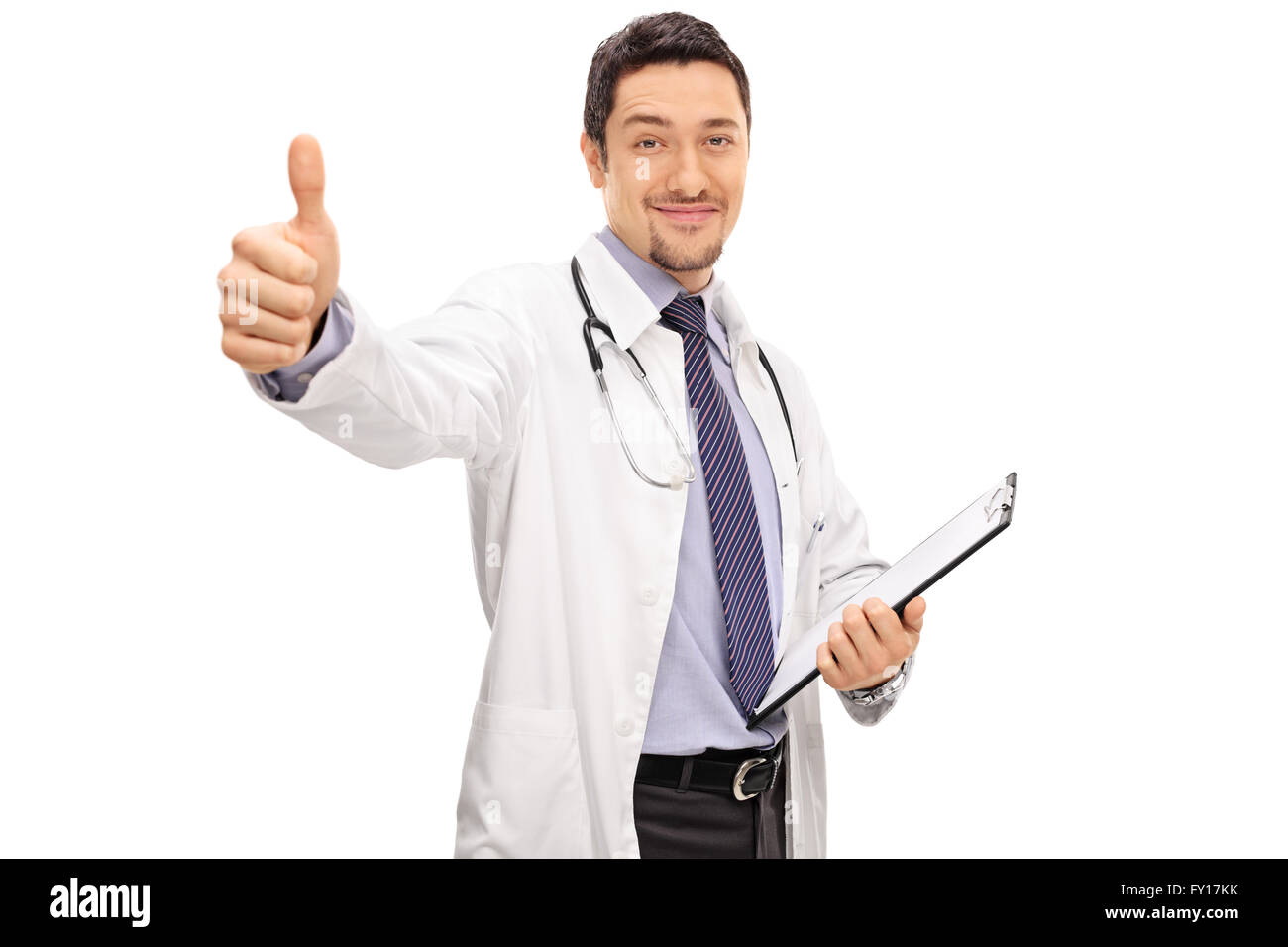 Zuversichtlich junger Arzt hält eine Zwischenablage und einen Daumen aufgeben isoliert auf weißem Hintergrund Stockfoto