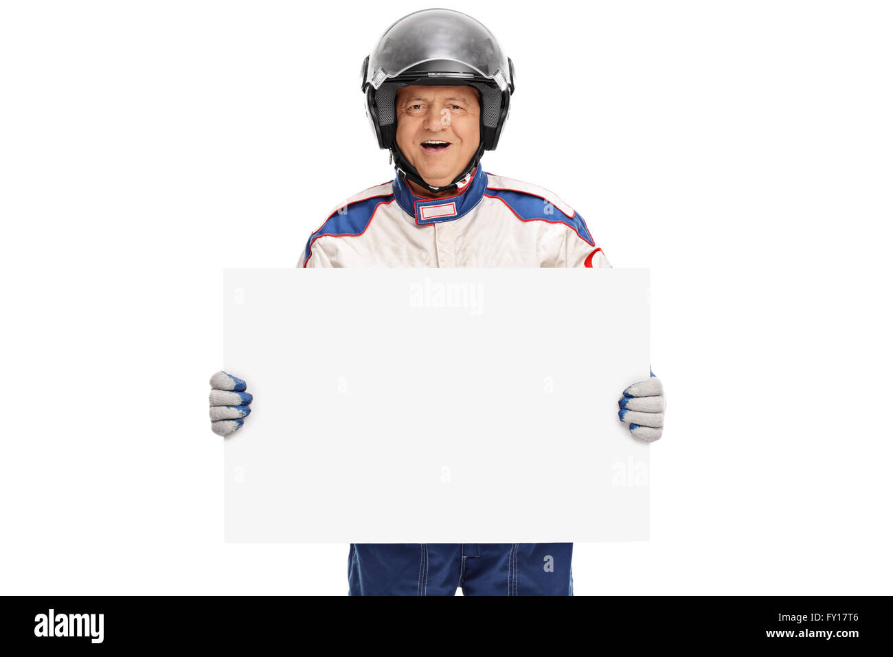 Reifen Auto Racer in einem Rennanzug und Helm hält eine leere Schild isoliert auf weißem Hintergrund Stockfoto