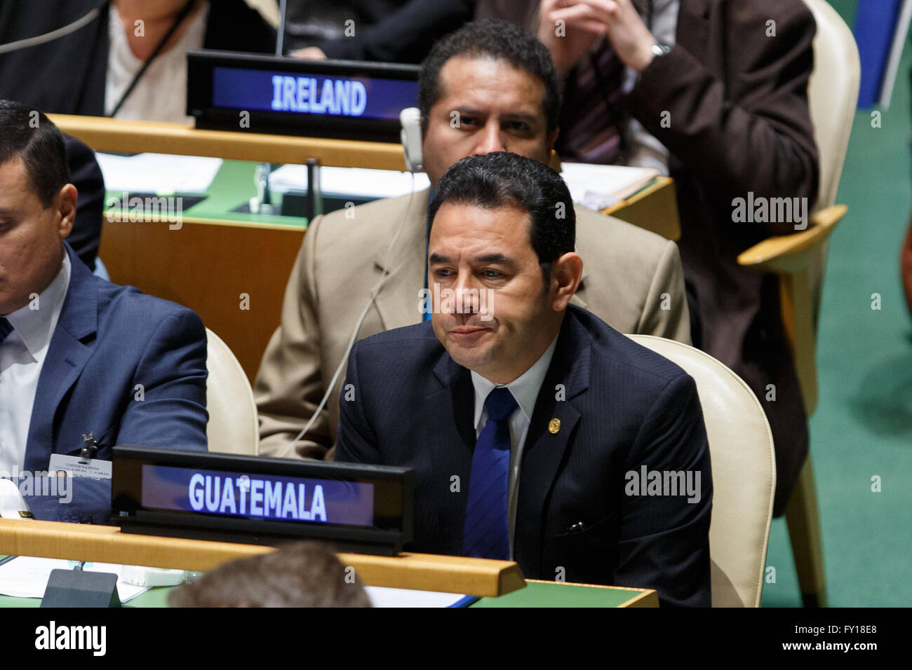 UN-Hauptquartier, New York, USA. 19. April 2016. Guatemalas Präsident Jimmy Morales besucht der Sondertagung der Generalversammlung über das weltweite Drogenproblem am Sitz Vereinten Nationen in New York, 19. April 2016. Die Generalversammlung der Vereinten Nationen startete am Dienstag eine dreitägige Sondertagung über globale Drogenproblematik zu diskutieren, wie die Verwendung von illegalen Drogen zu kämpfen. Bildnachweis: Xinhua/Alamy Live-Nachrichten Stockfoto