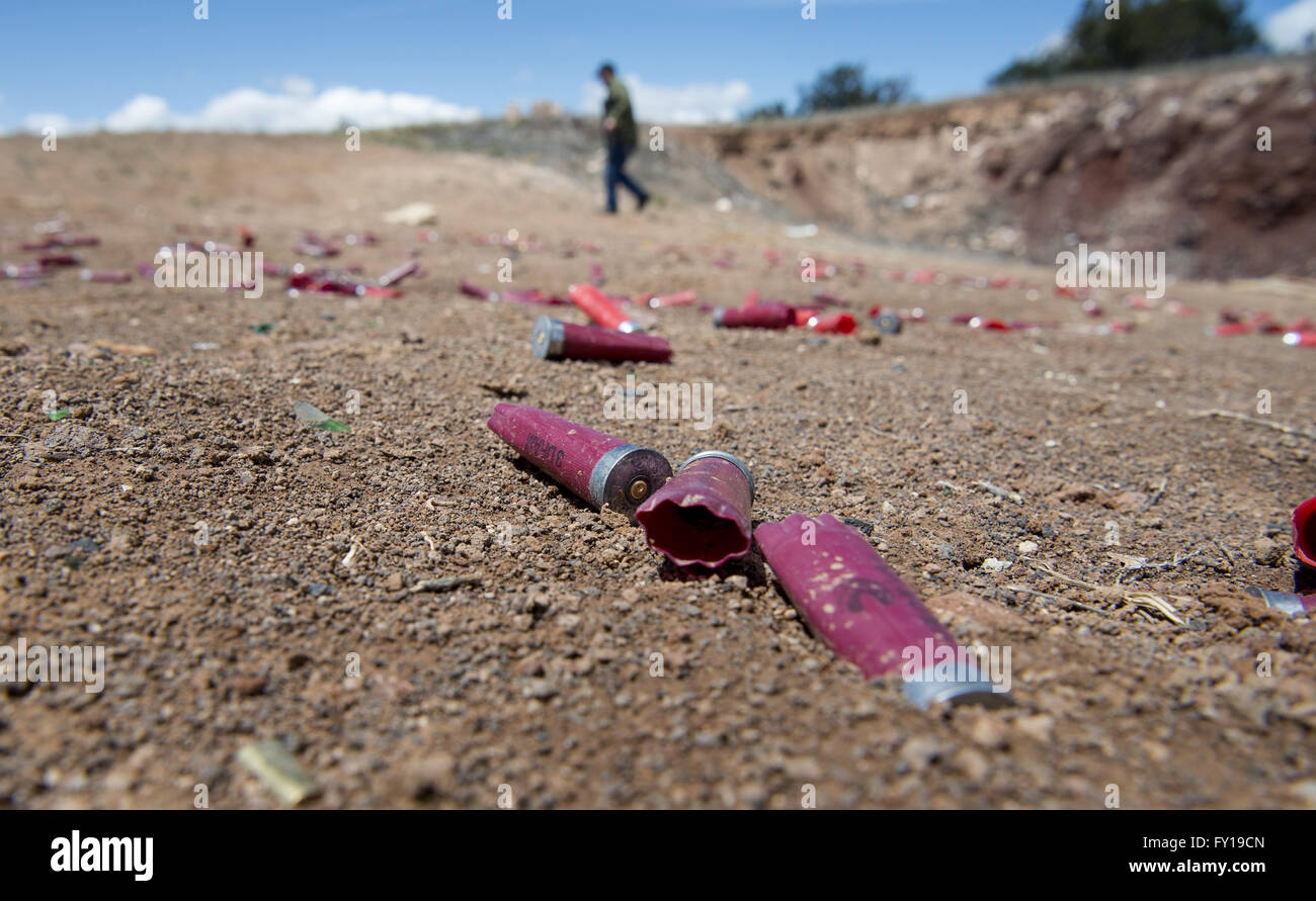 USA. 19. April 2016. Verbrachte Schrotpatronen auf einem Schießstand auf dem BLM Land in der Nähe von La Cienega Dienstag, 19. April 2016. New Mexico Wild- und Fischspezialitäten hoffen, einen Staat aufzubauen, Schießstand im Bereich. © Eddie Moore/Albuquerque Journal/ZUMA Draht/Alamy Live-Nachrichten Stockfoto