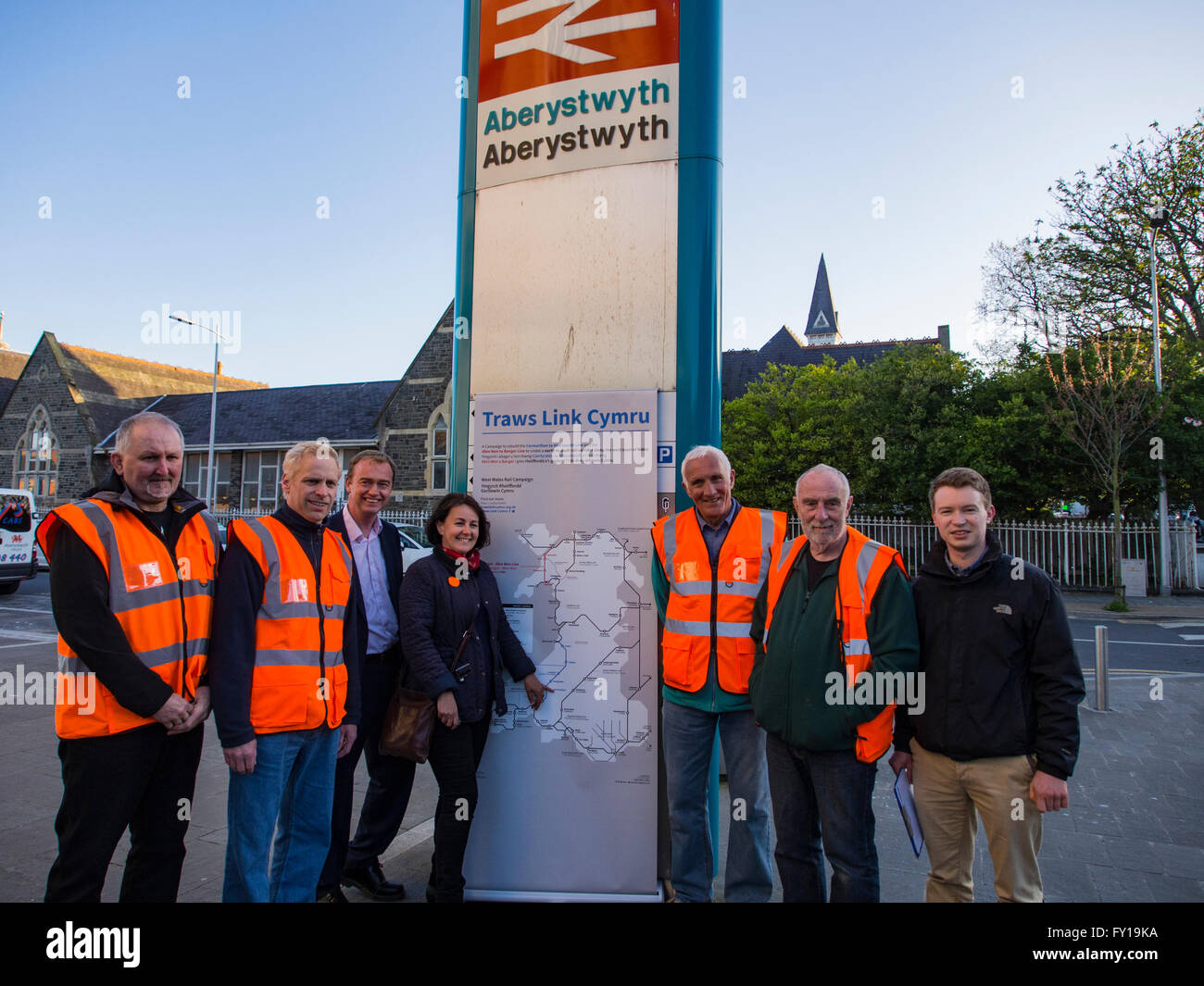 Aberystwyth, Großbritannien. 19. April 2016. Liberaler Demokrat Führer TIM FARRON MP Besuche Aberystwyth. TIM FARRON MP und ELIZABETH EVANS die Kandidat für die walisische ihre Unterstützung anbieten und Treffen mit Mitgliedern des Arbeitskreises TRAWS LINK CYMRU, die kämpfen der Wiedereröffnung der Nord/Süd-Aberystwyth, Carmarthen Bahnlinie. Bildnachweis: Veteran Fotografie/Alamy Live-Nachrichten Stockfoto