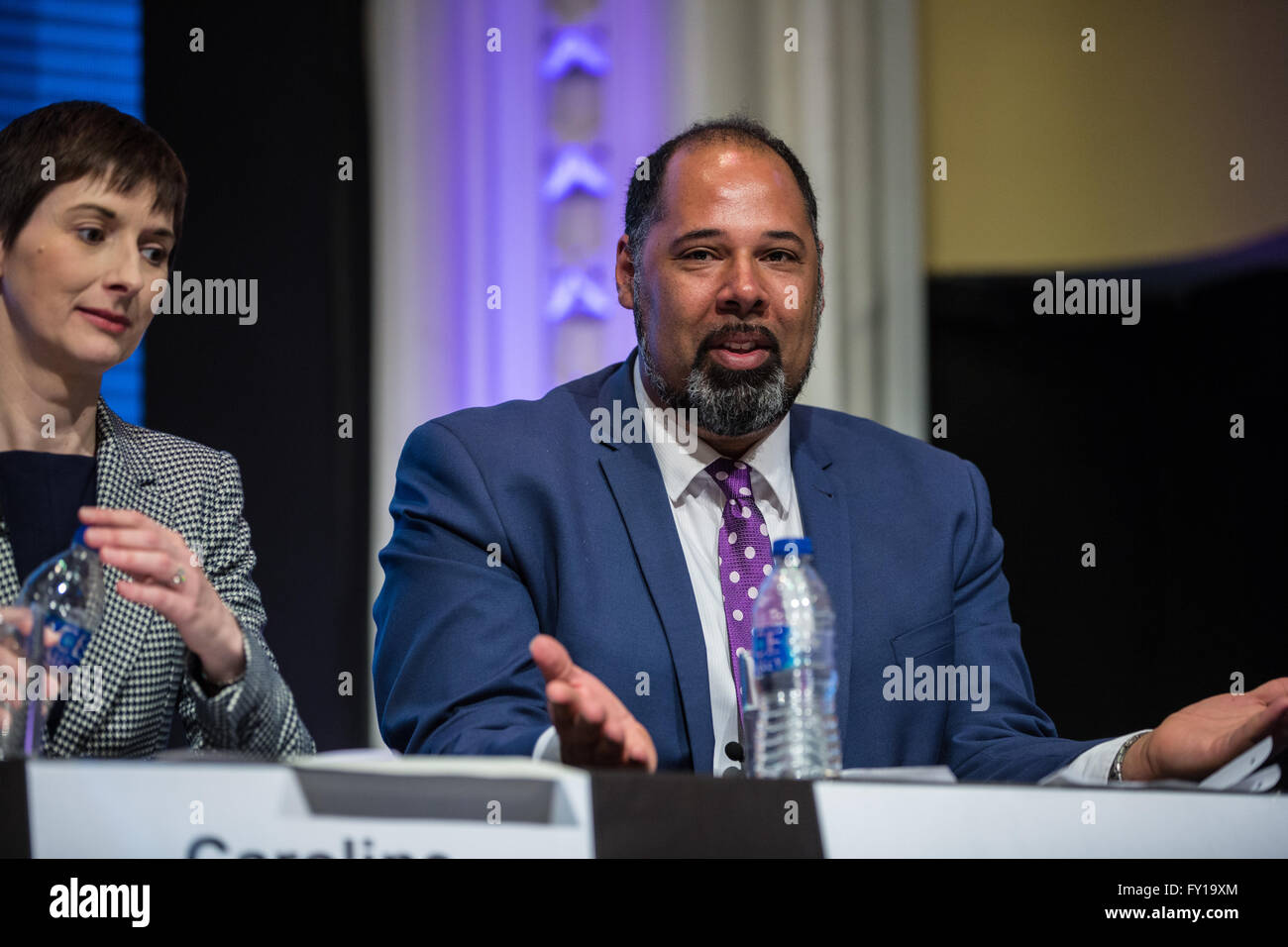 London, UK. 19. April 2016. David Kurten, für UKIP Kandidat Peter Whittle, befasst sich mit der London bürgermeisterliche Kirche bedrängt in Kensington-Tempel in Notting Hill. Bildnachweis: Mark Kerrison/Alamy Live-Nachrichten Stockfoto