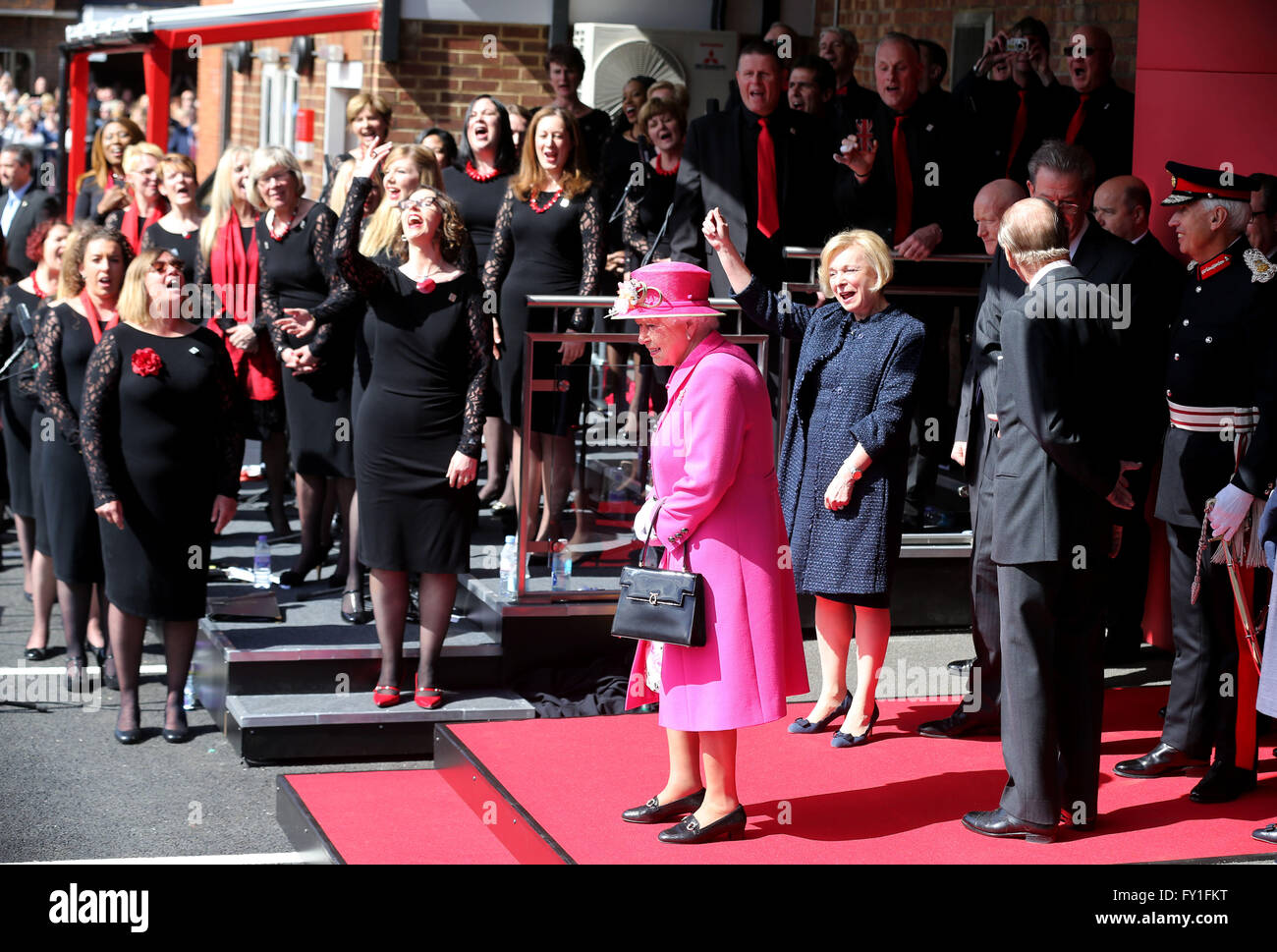 Windsor, Großbritannien. 20. April 2016. Menschen singen während einer Feier anlässlich des 500. Jubiläums der Royal Mail Postdienst Royal Mail Delivery Büro in Windsor, West London, Großbritannien, am 20. April 2016 Geburtstagslied für Königin Elizabeth II. Königin Elizabeth II wird voraussichtlich am 21. April ihren 90. Geburtstag feiern. Bildnachweis: Han Yan/Xinhua/Alamy Live-Nachrichten Stockfoto