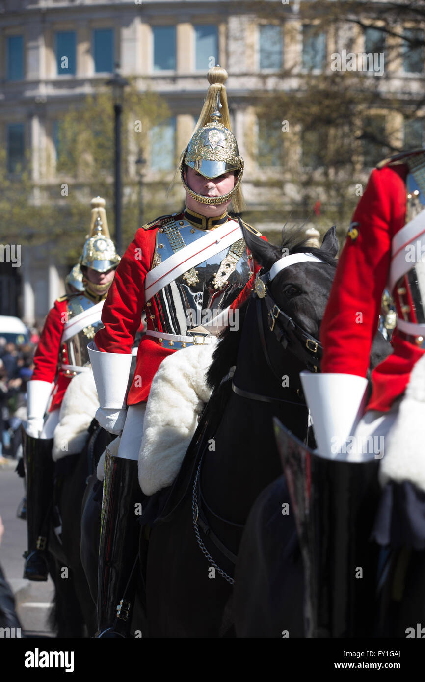 London, UK. 20. April 2016. Mitglieder der Household Cavalry durchlaufen London in eine zeremonielle Ausübung ihres Rechts auf die Freiheit von der City of London, London, England, UK-Credit: Clickpics/Alamy Live News Stockfoto