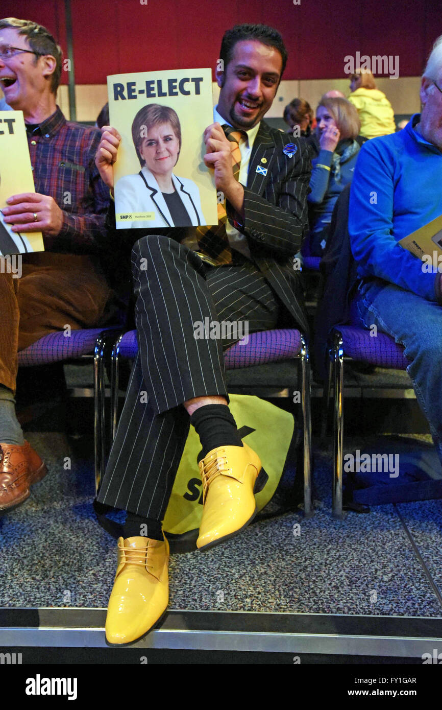 Edinburgh, Schottland, Vereinigtes Königreich, 20, April 2016. Ein SNP-Anhänger zeigt Sie Schuhe in Partei-Farben bei der Vorstellung des Manifests der Partei für die Wahlen zum schottischen Parlament stattfindenden am 5. Mai, Credit: Ken Jack / Alamy Live News Stockfoto