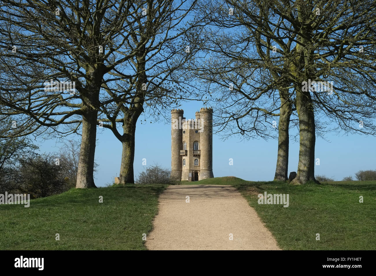 Broadway, Worcesteshire, England, UK; 20. April 2016. Einen wunderschönen blauen Himmel hoch oben in den Cotswolds Hügeln am Broadway Tower heute Abend. Bildnachweis: Andrew Lockie/Alamy Live-Nachrichten Stockfoto