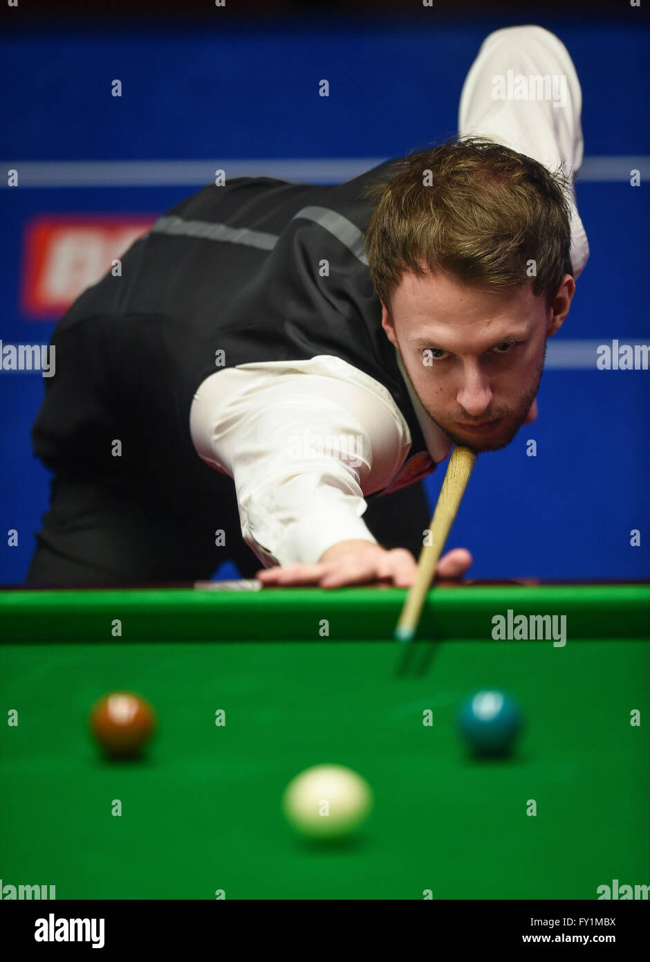 Sheffield. 20. April 2016. Judd Trump Englands konkurriert in der ersten Vorrundenspiel mit Liang Wenbo von China an Snooker World Championship 2016 im Crucible Theatre in Sheffield, England am 20. April 2016. © Jon Buckle/Xinhua/Alamy Live-Nachrichten Stockfoto