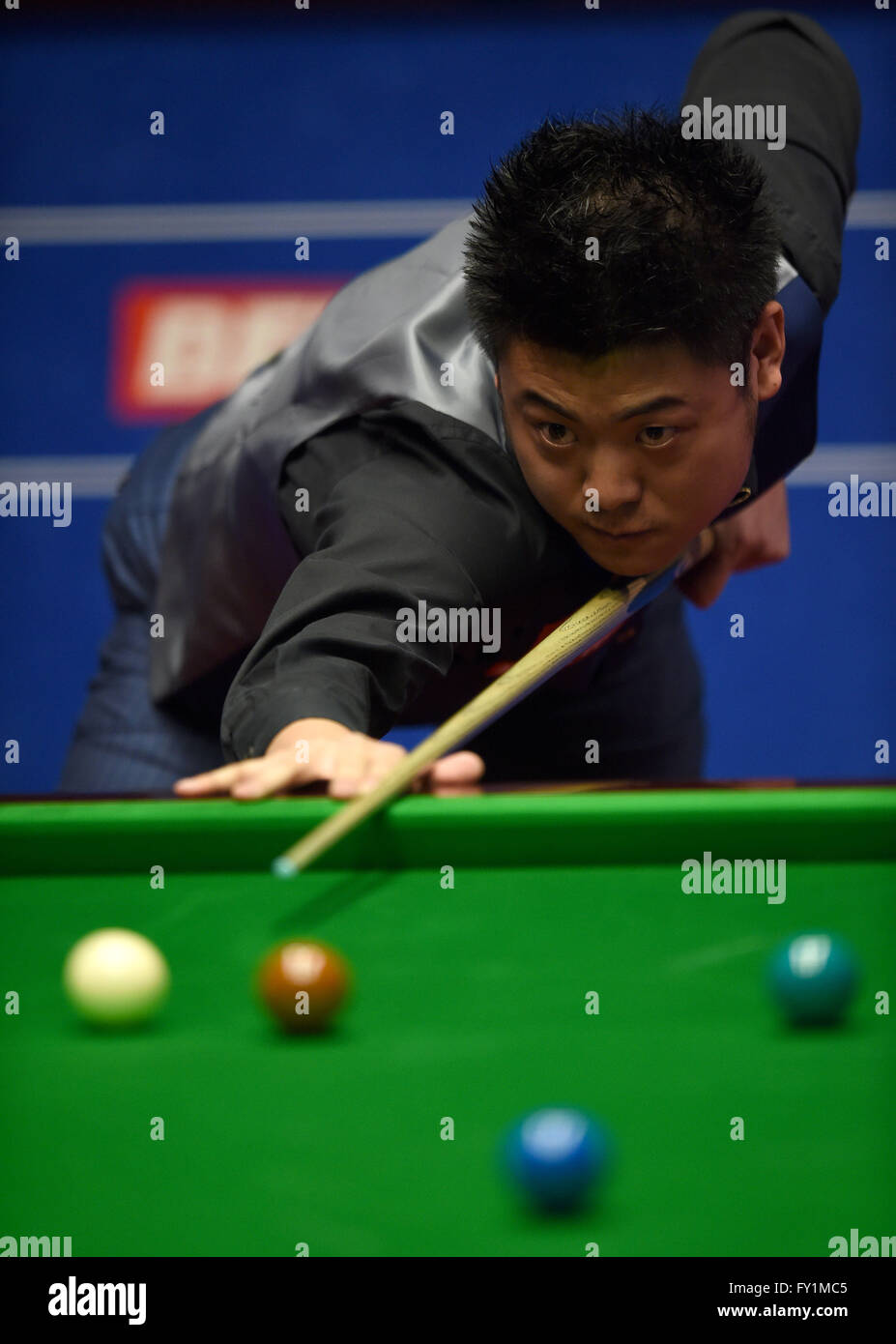 Sheffield. 20. April 2016. Liang Wenbo China konkurriert in der ersten Vorrundenspiel mit Judd Trump von England im Snooker World Championship 2016 im Crucible Theatre in Sheffield, England am 20. April 2016. © Jon Buckle/Xinhua/Alamy Live-Nachrichten Stockfoto