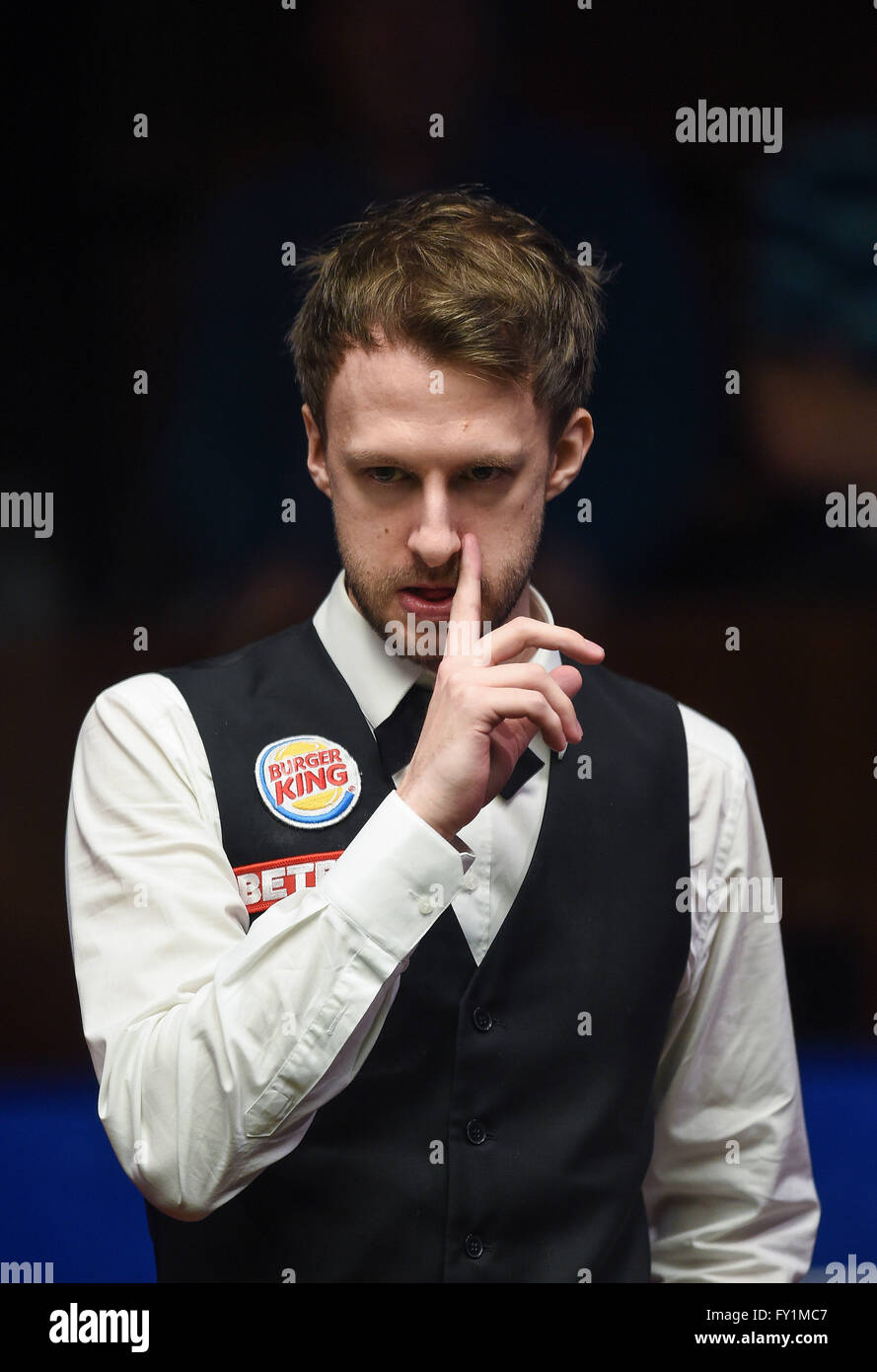 Sheffield. 20. April 2016. Judd Trump von England reagiert während der ersten Vorrundenspiel mit Liang Wenbo von China an Snooker World Championship 2016 im Crucible Theatre in Sheffield, England am 20. April 2016. © Jon Buckle/Xinhua/Alamy Live-Nachrichten Stockfoto
