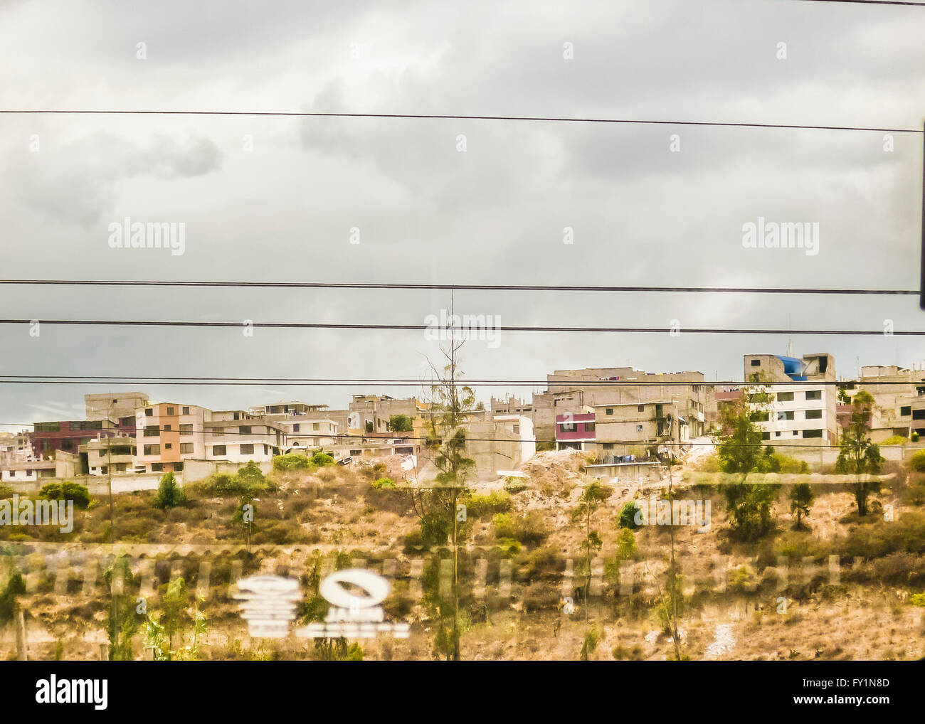 Stadtansicht Blick auf Häuser und Wohnungen Gebäude auf einem Hügel in Quito, Ecuador Stockfoto