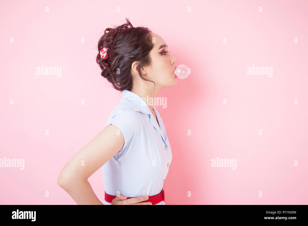 Seite Ansicht Porträt der jungen Frau im retro-Stil weht Kaugummi Stockfoto